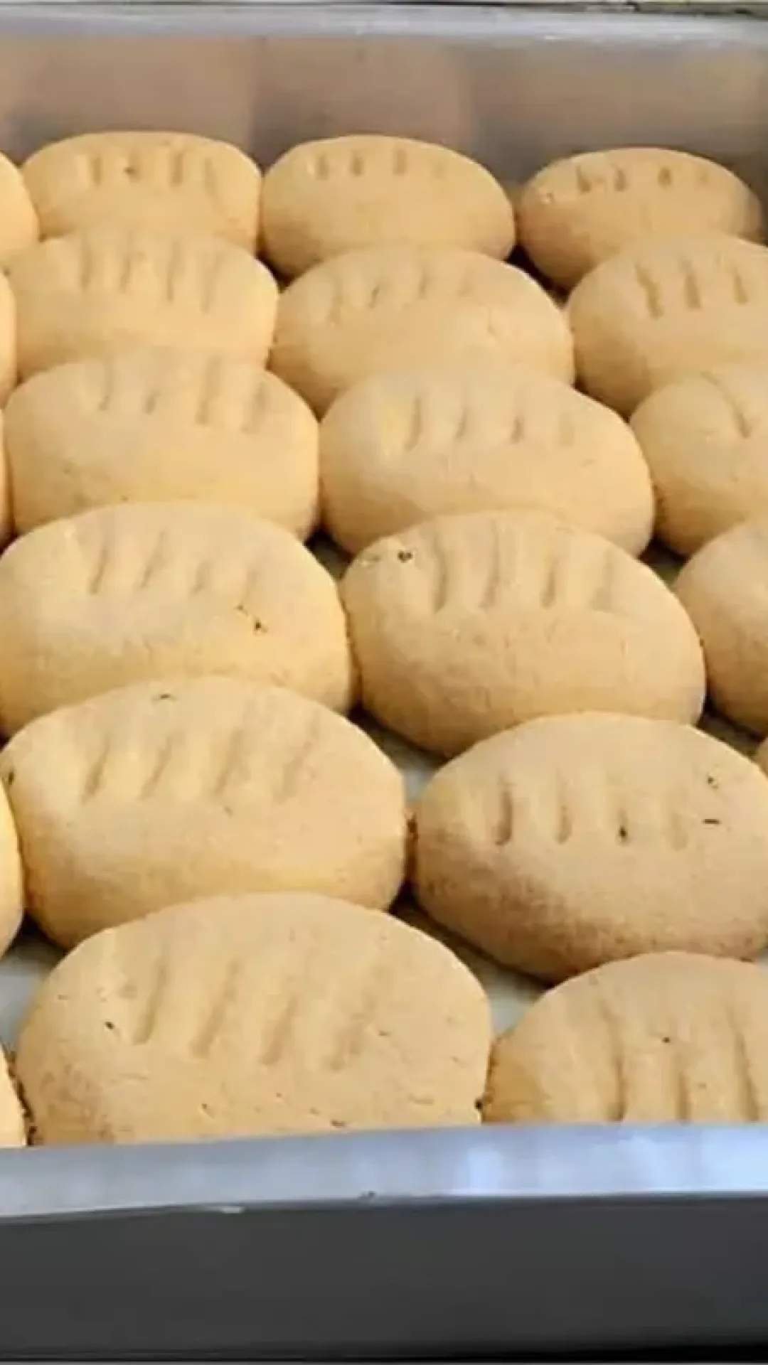 Bolachinha de fubá leve e crocante perfeita para servir junto com café
