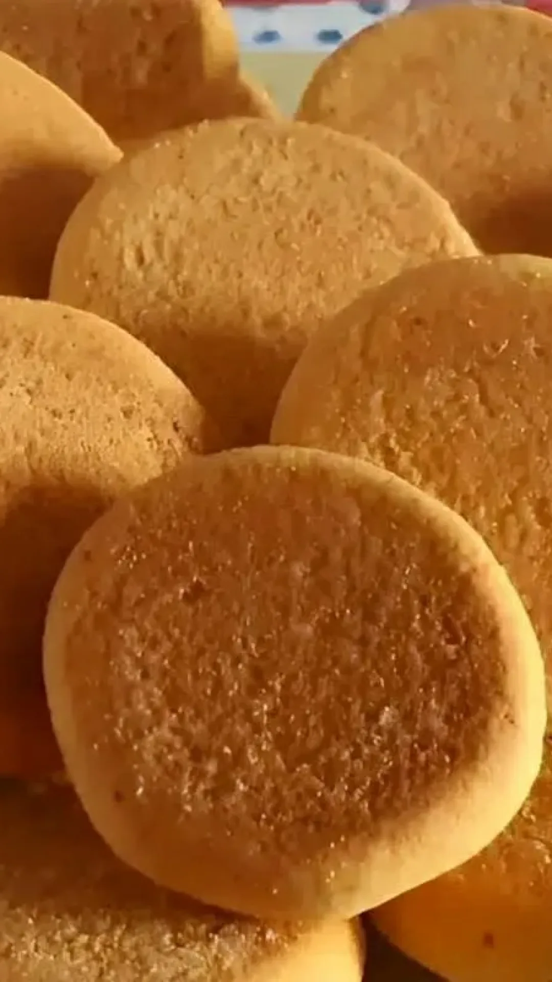 Bolachinha de fubá que derrete na boca perfeita para servir com chá ou café