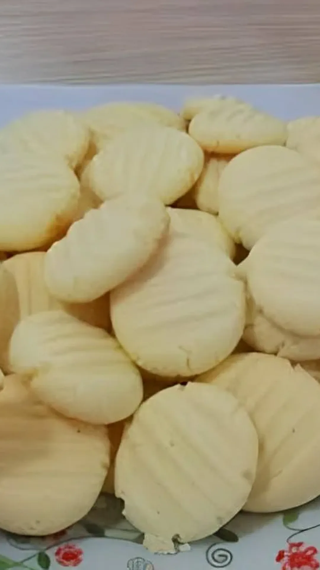 Bolachinha de leite condensado com leite ninho que derrete na boca para servir com café ou chá