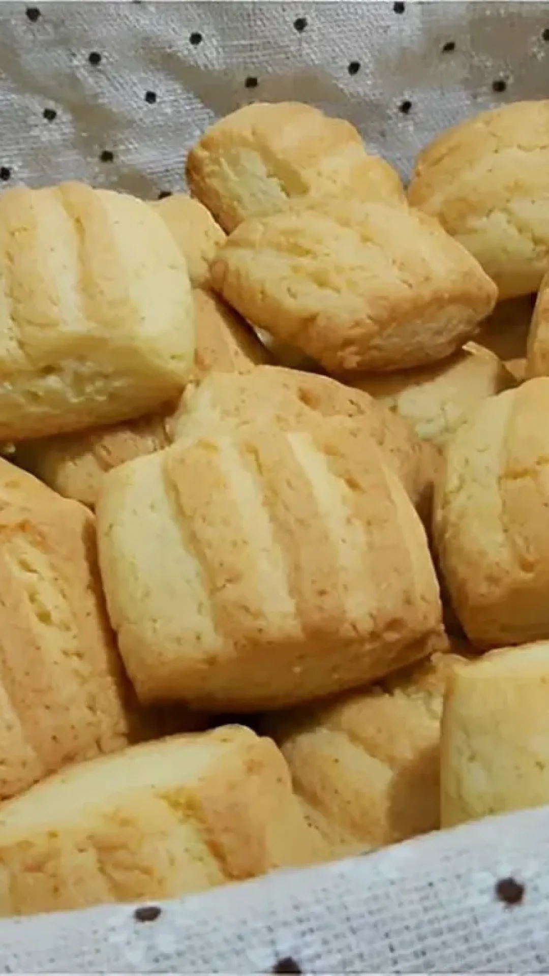 Bolachinha de nata muito fácil de fazer basta misturar os ingredientes modelar e assar