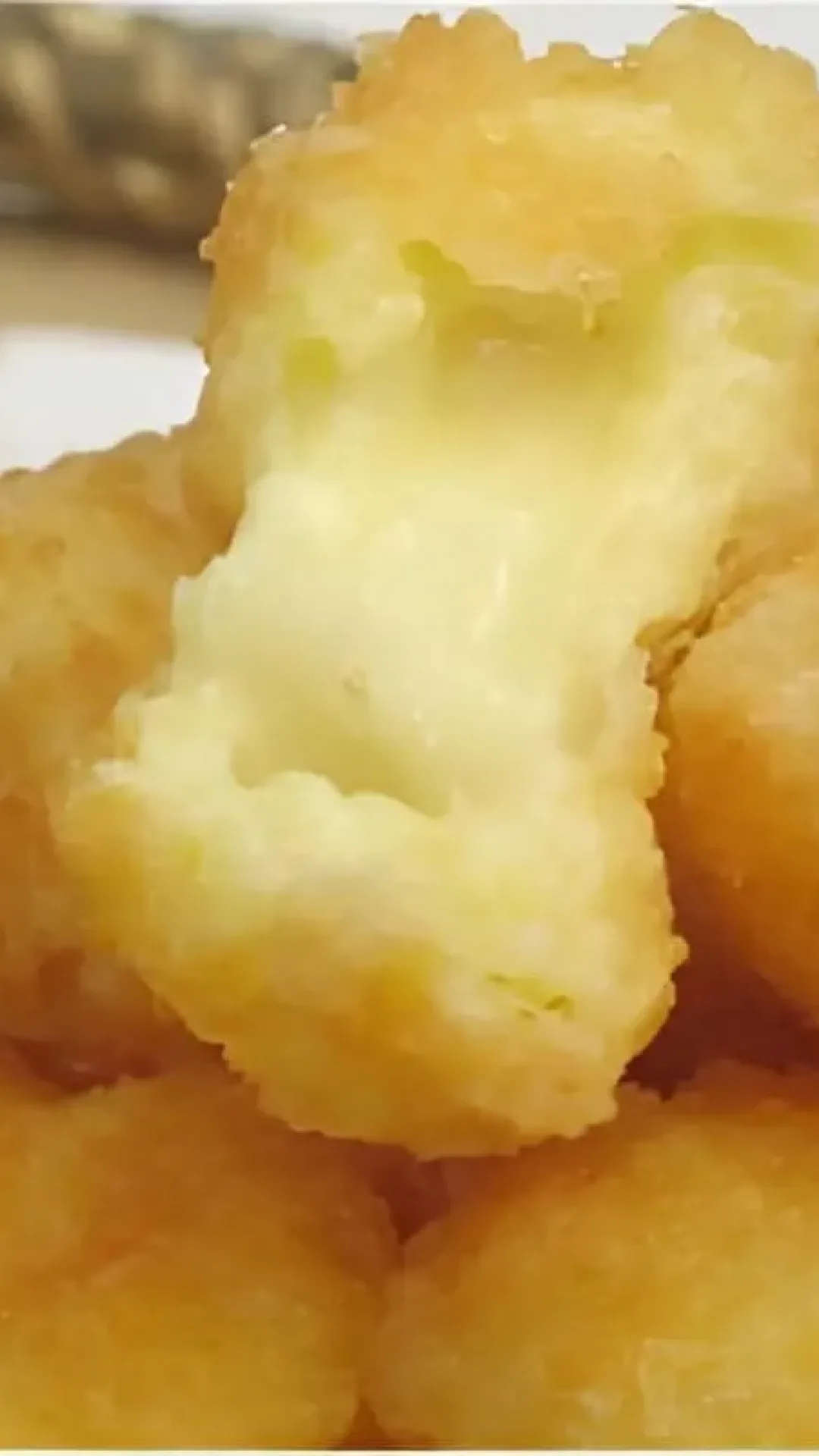 Bolinha de queijo feito com 3 ingredientes simples e fácil de preparar perfeito para o lanche