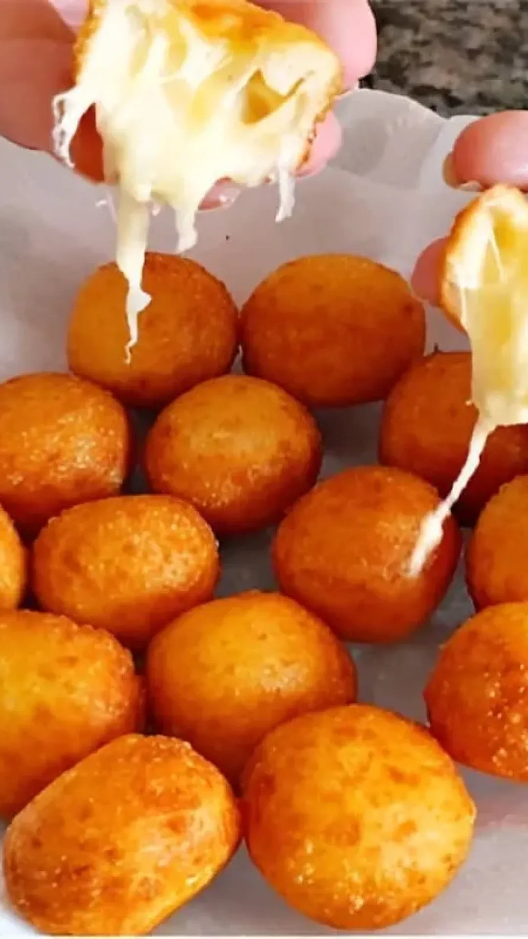 Bolinha de queijo sem massa feita com apenas 3 ingredientes em menos de 30 minutos