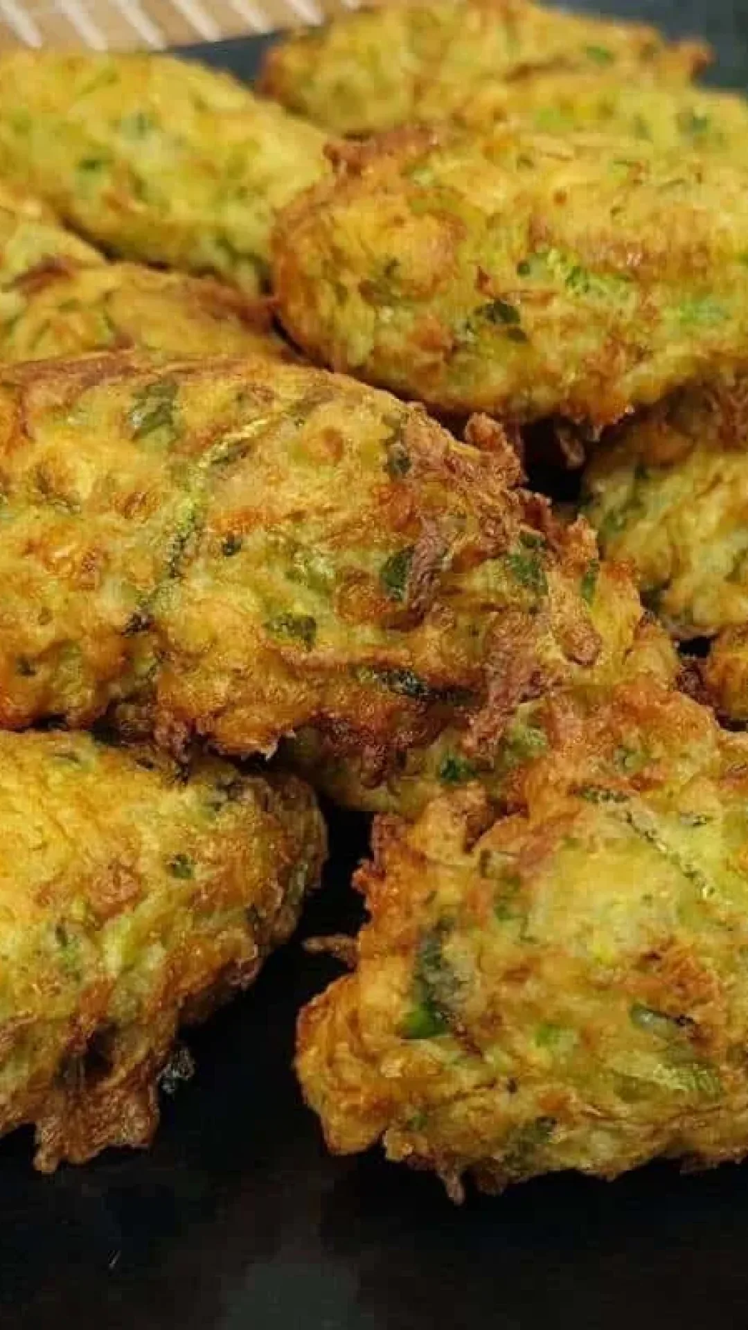 Bolinho de abobrinha simples de fazer e dá vontade de comer todo dia