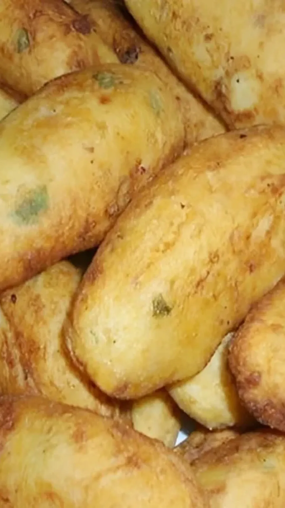 Bolinho de aipim caipira muito simples saboroso e feito com poucos ingredientes