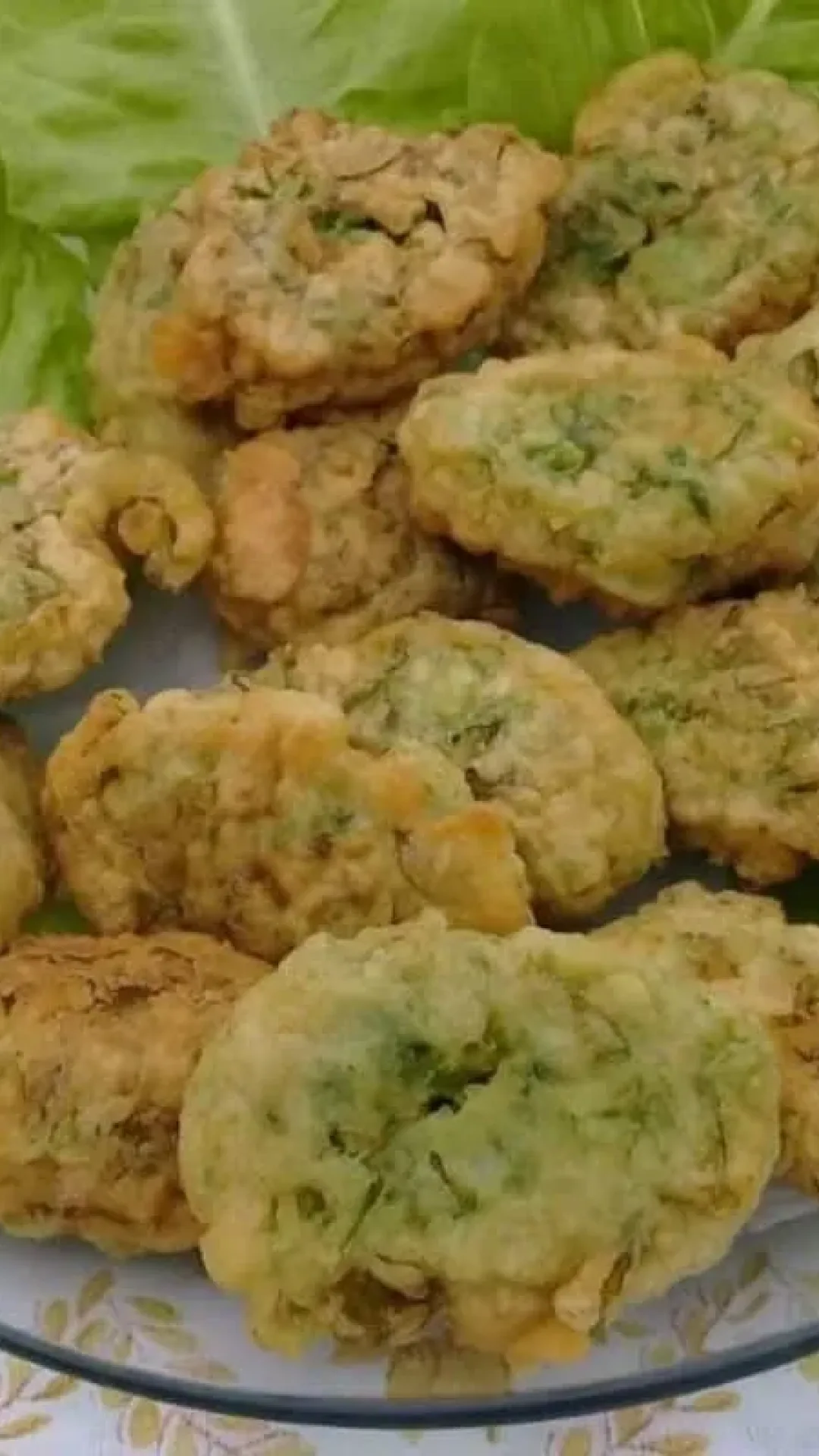 Bolinho de alface sequinho por fora e macio por dentro, uma opção diferente e gostosa para qualquer refeição