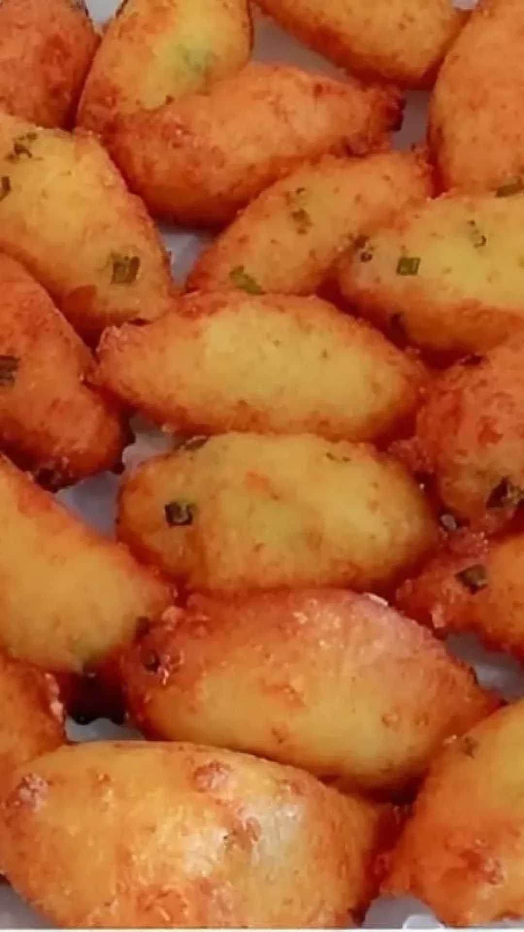 Bolinho de arroz com arroz de ontem é muito fácil basta bater no liquidificador e fritar