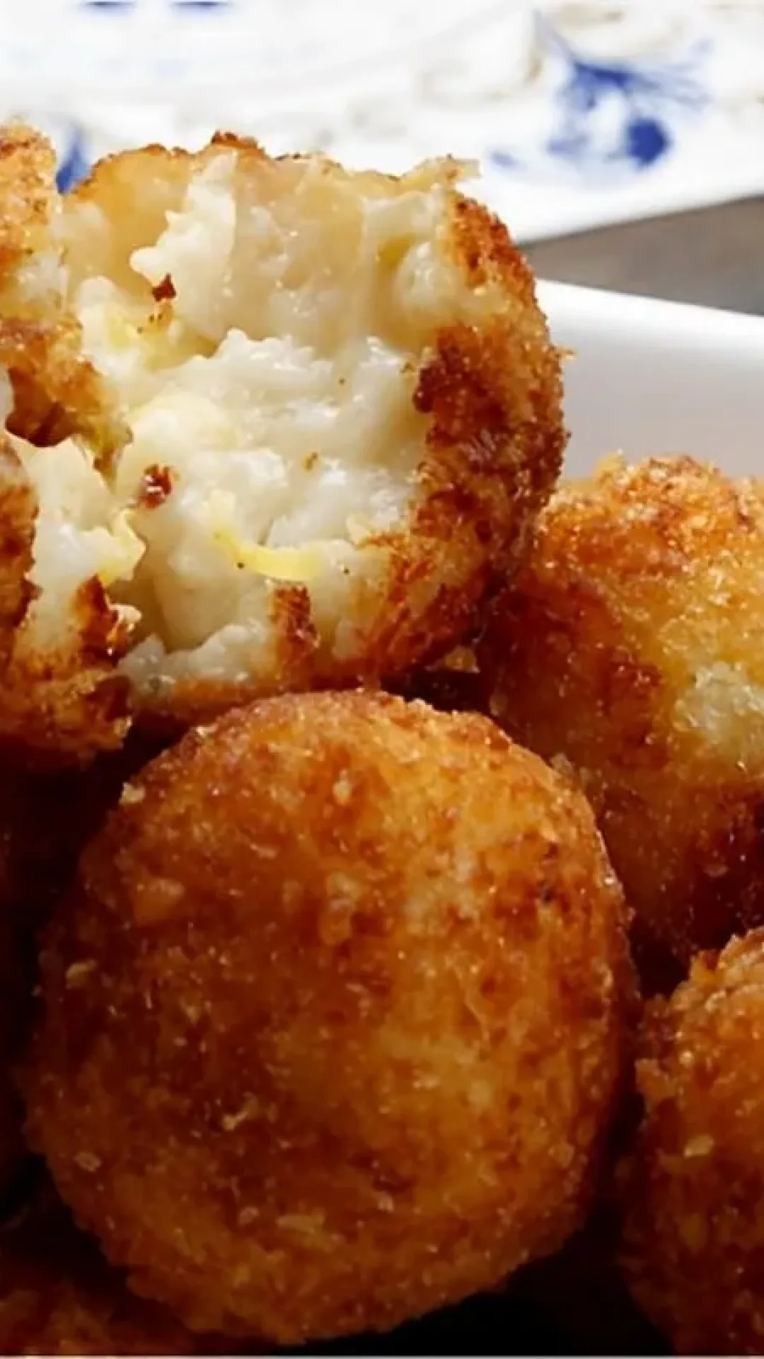 Bolinho de arroz recheado com queijo aproveite o arroz que sobrou para preparar