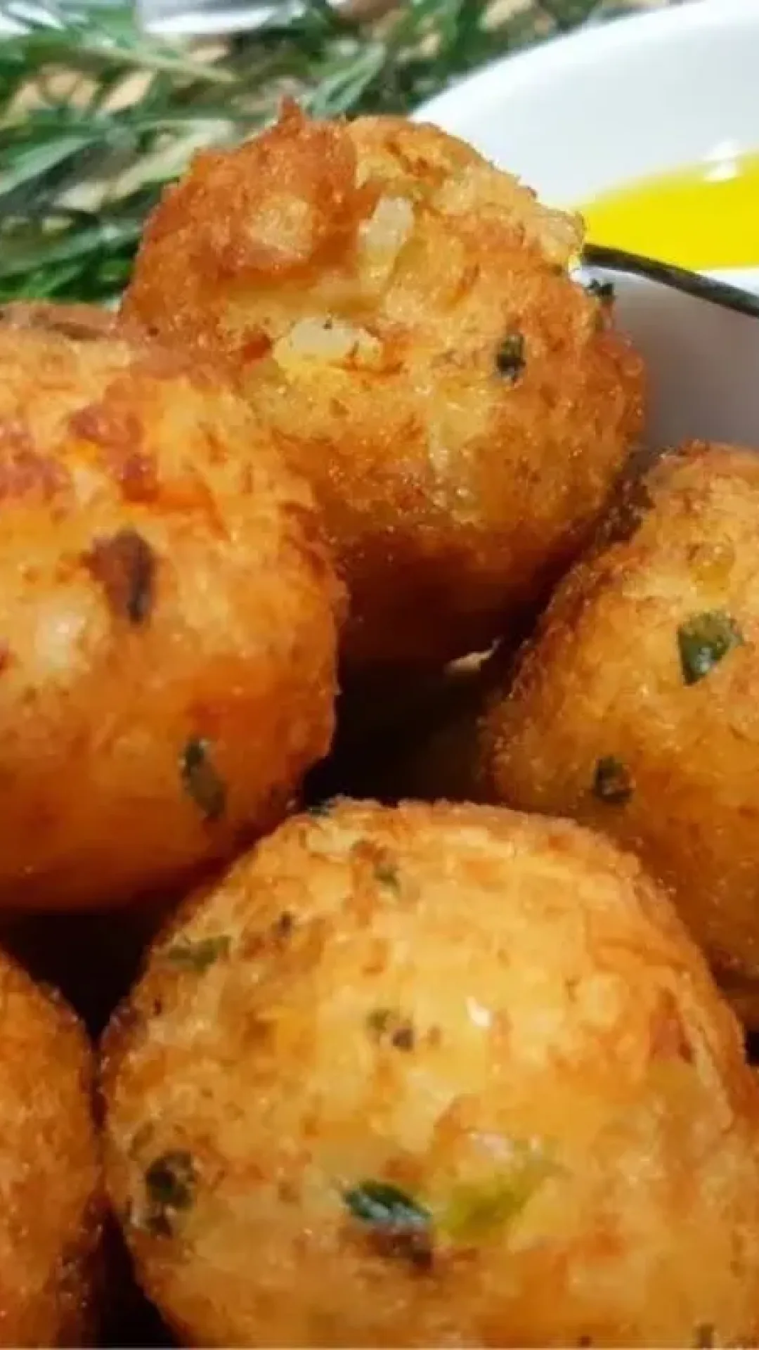 Bolinho de bacalhau com batata: fica sequinho por fora e molhadinho por dentro