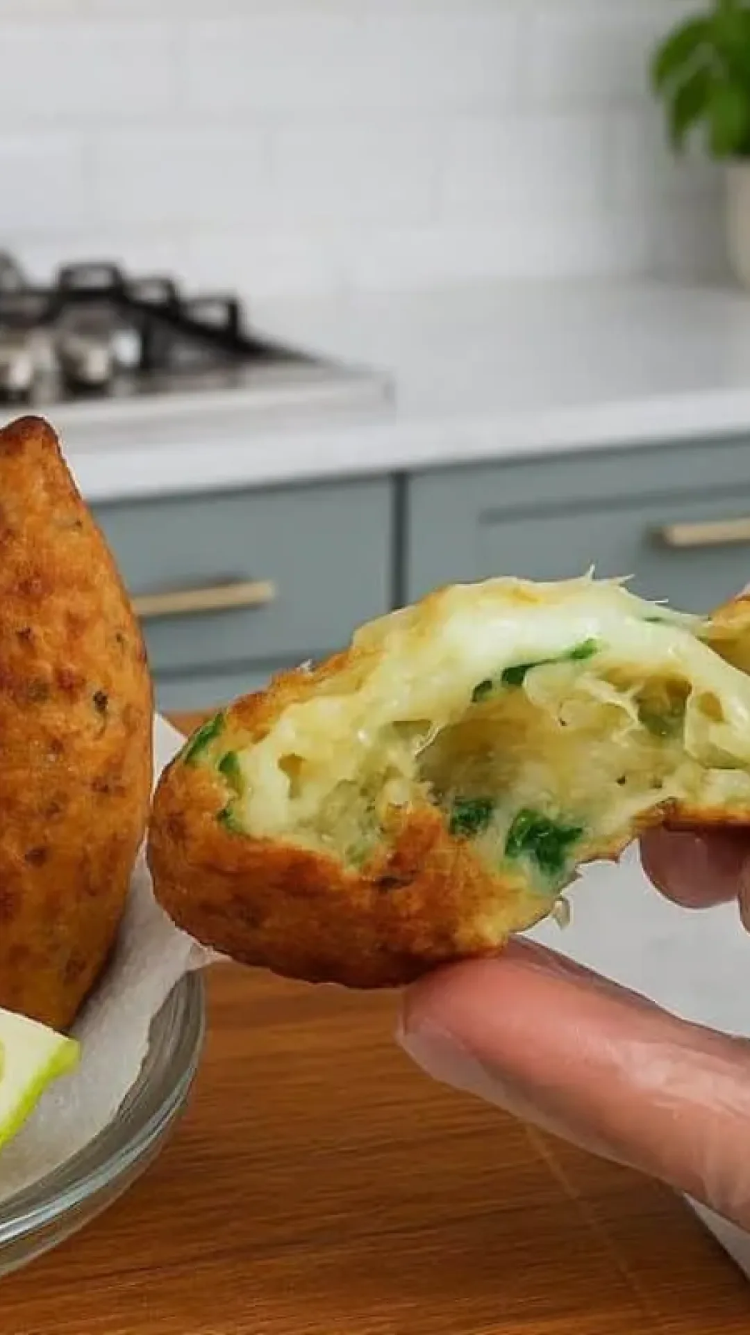 Bolinho de bacalhau recheado com queijo: petisco perfeito para o Natal ou Réveillon