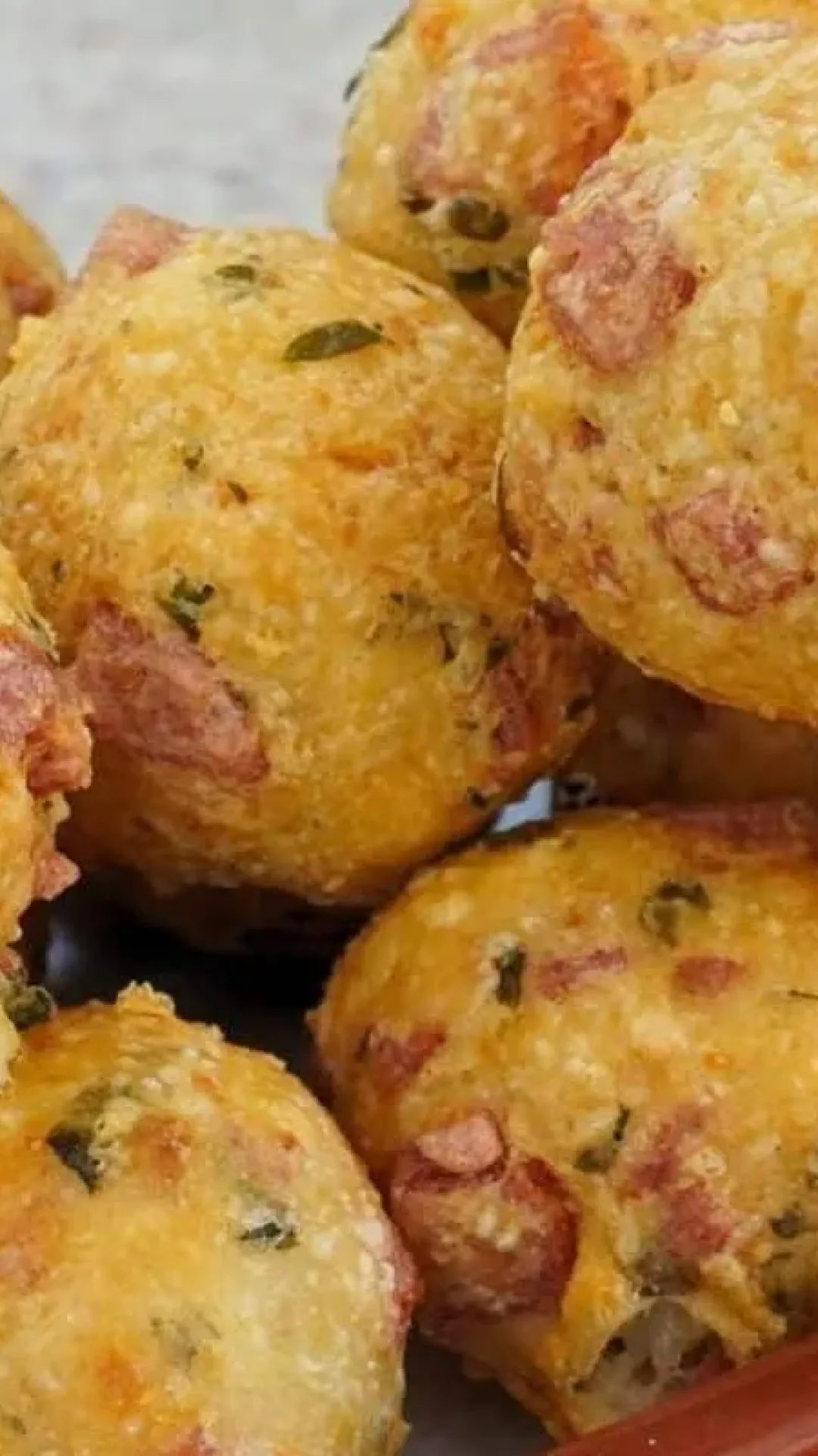 Bolinho de batata frito: crocante por fora e macio por dentro: o petisco ideal para o seu final de semana