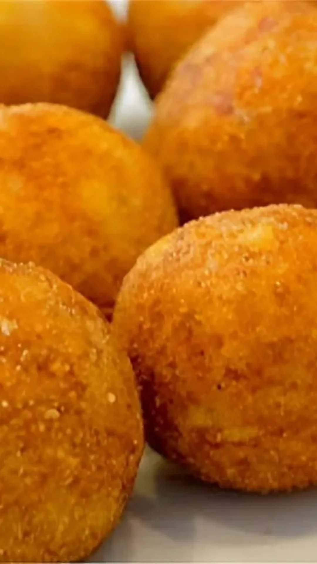 Bolinho de batata frito recheado com queijo ele desmancha na boca uma delícia simples de fazer