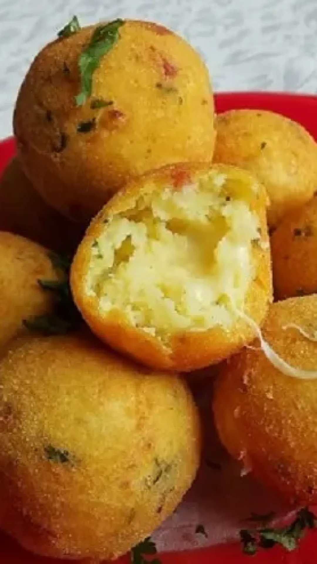 Bolinho de Batata Recheado com Queijo