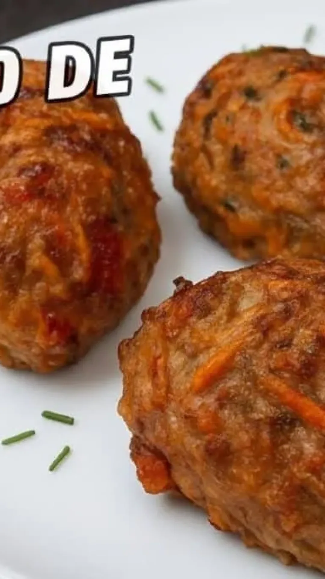 Bolinho de carne com legumes assado que fica sequinho e é perfeito para servir no jantar