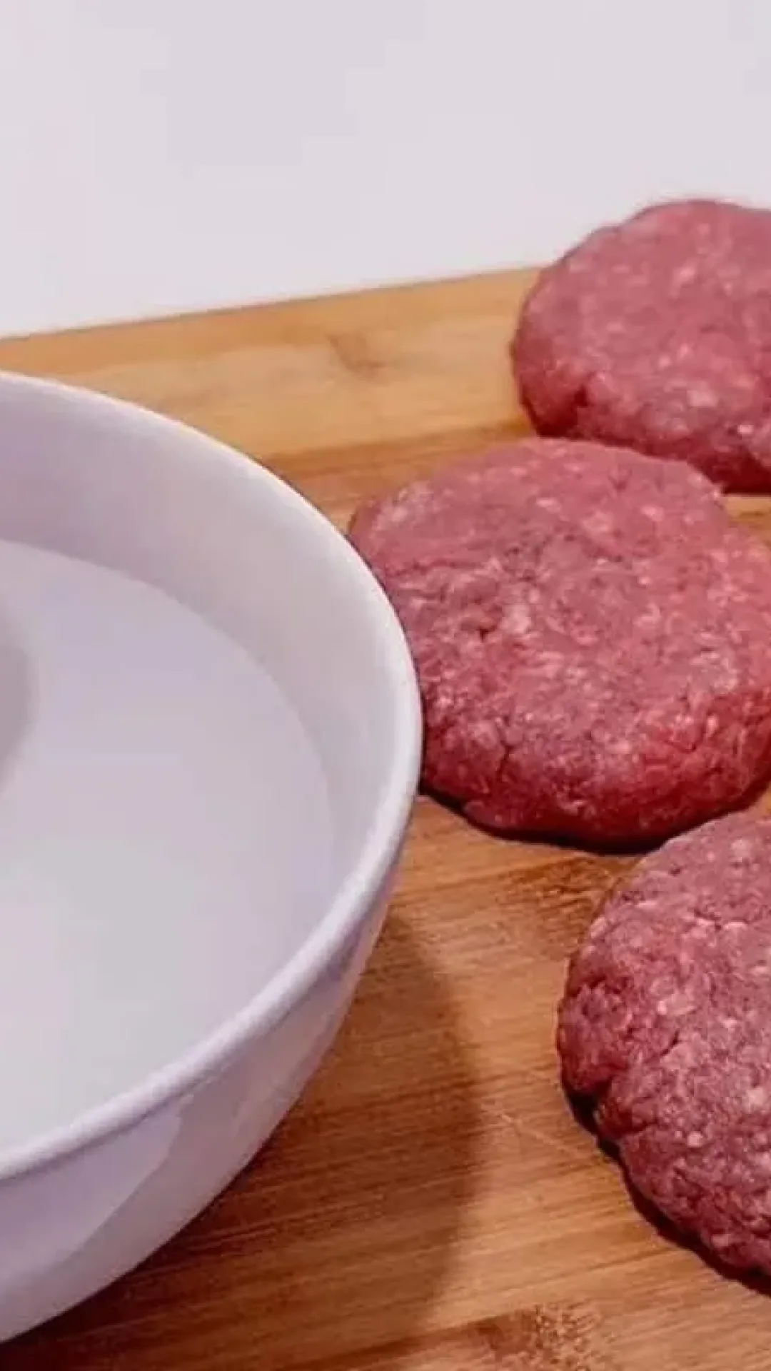 Bolinho de carne moída, que fica muito suculento e saboroso, ideal para a sua refeição