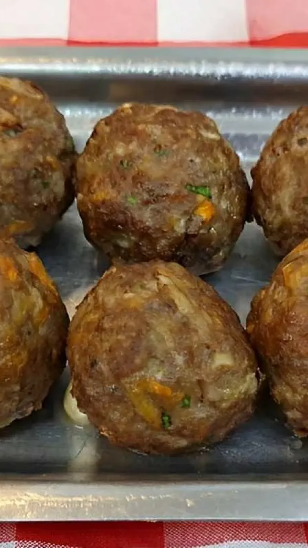 Bolinho de carne moída recheado e assado na AirFryer para a refeição de toda a família