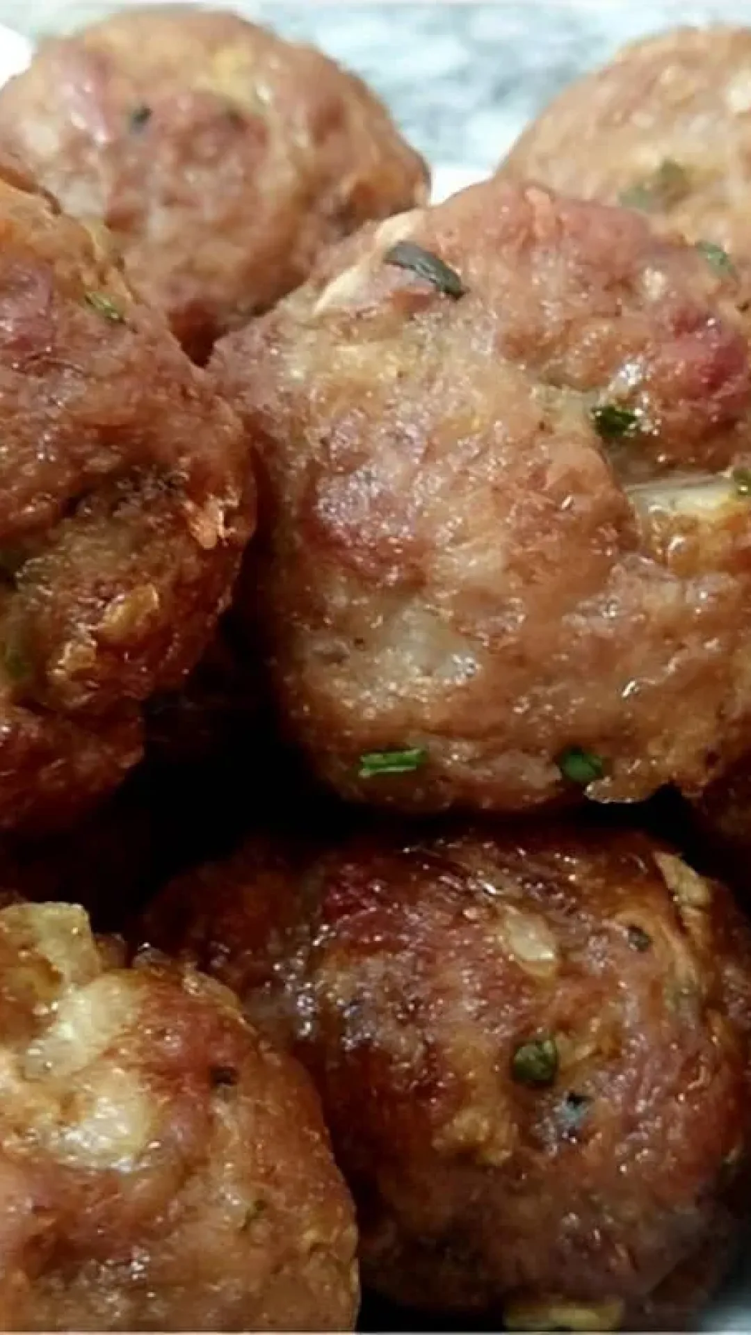 Bolinho de carne simples e prático para servir como bolinho frito ou almôndega ao molho