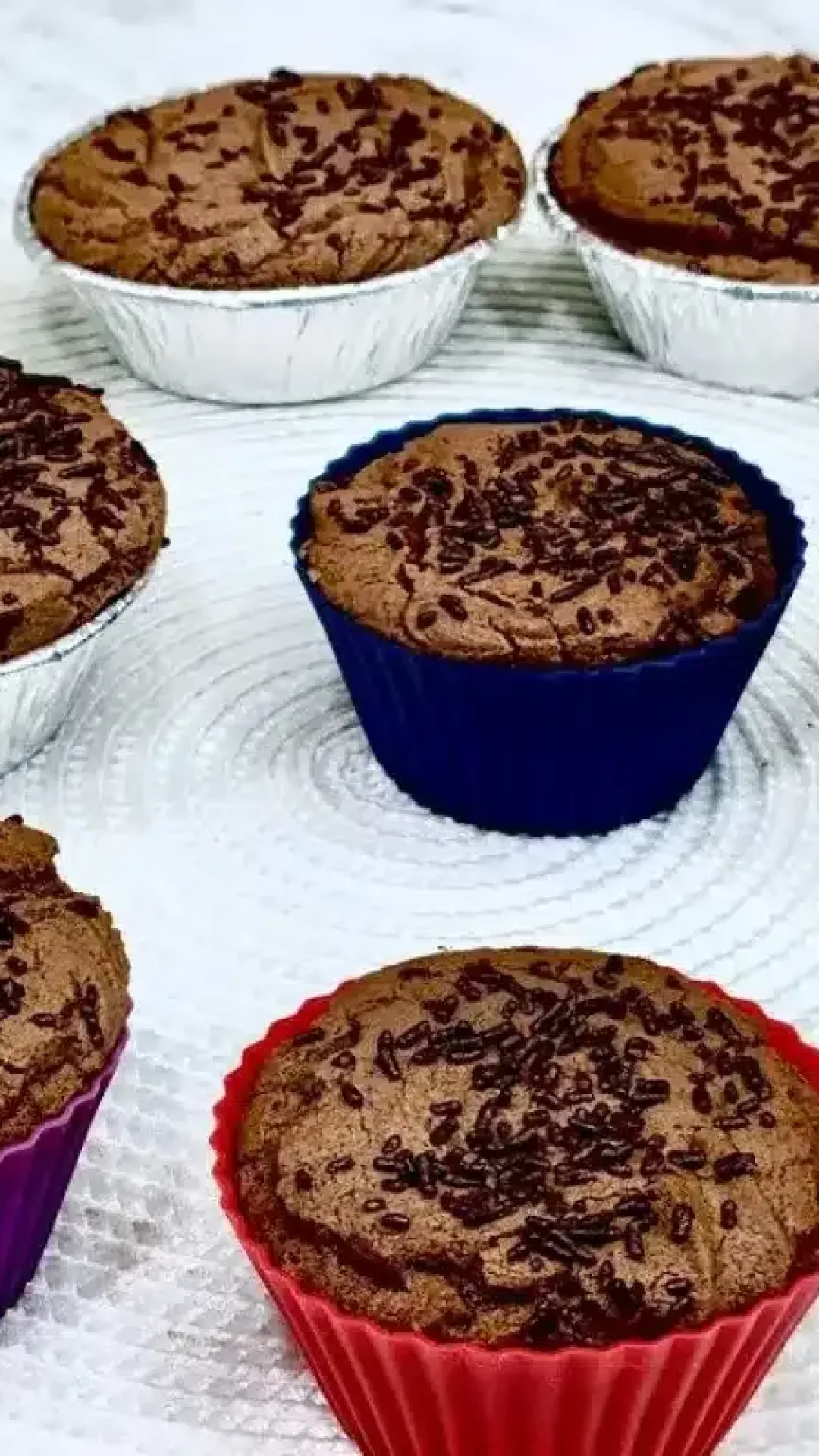 Bolinho de chocolate fácil e fofinho para festinhas de aniversário