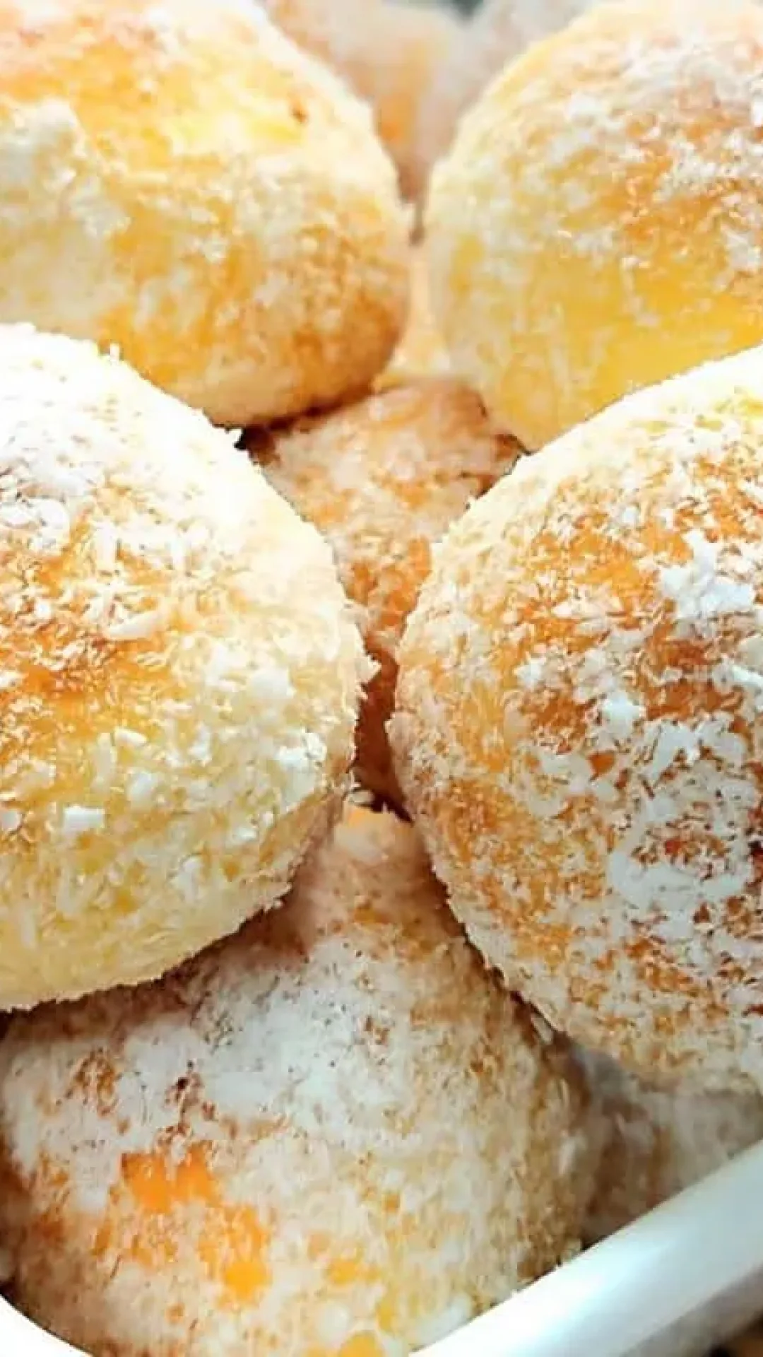 Bolinho de chuva assado com cobertura de coco mais leve e menos calórico que a receita tradicional