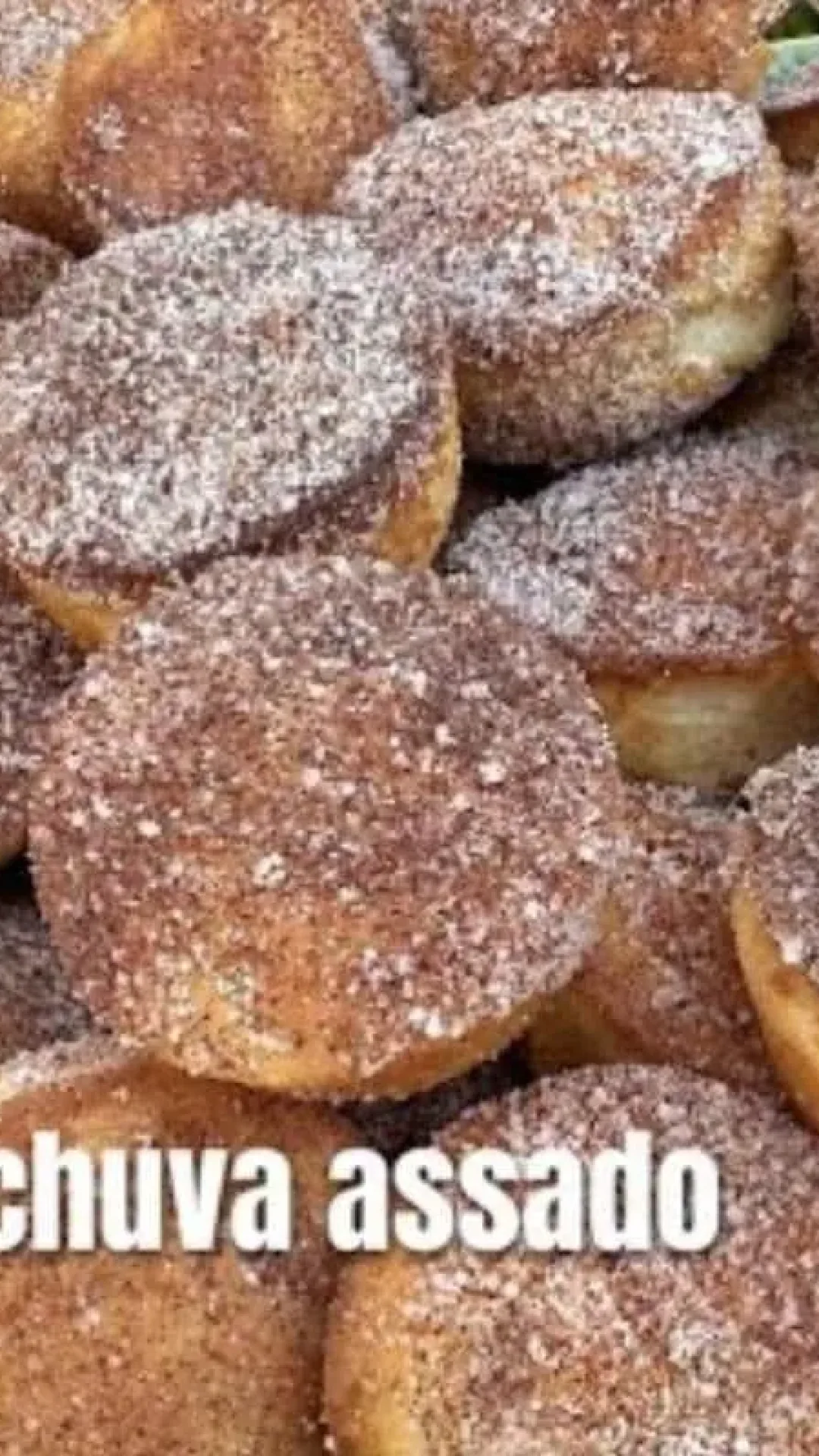 Bolinho de chuva assado e açúcarado para o lanche da tarde sem fritura