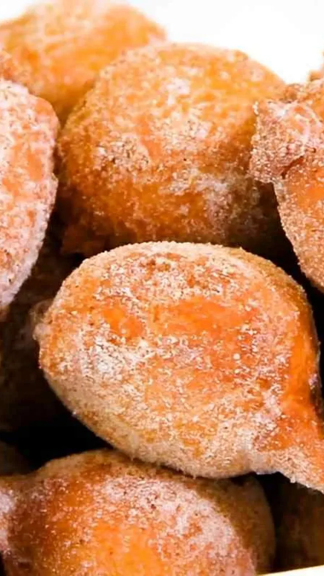 Bolinho de chuva bem gostoso e fácil de fazer que vai deixar o seu café da tarde muito mais delicioso