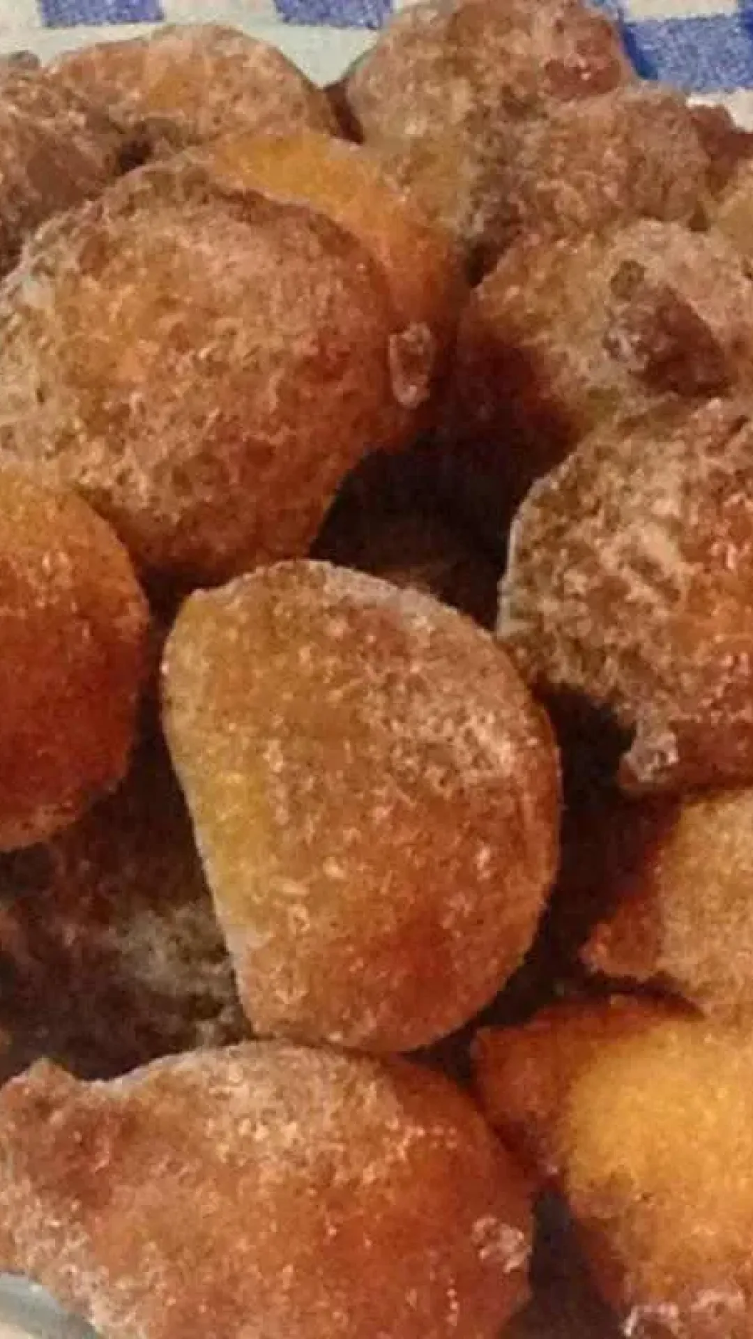 Bolinho de chuva delicioso com uma receita que não vai ovo nem leite