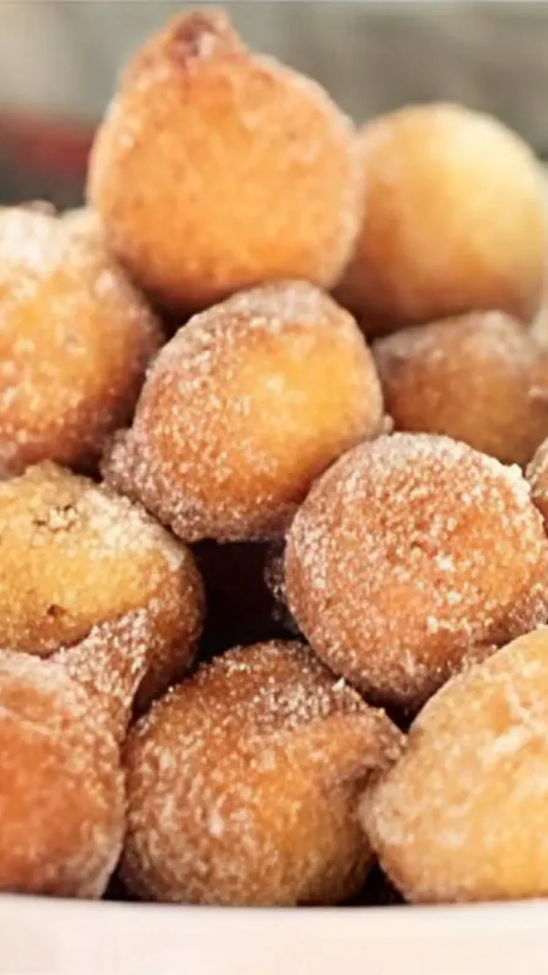 Bolinho de chuva macio e fofinho uma delícia para comer nessas tardes frias