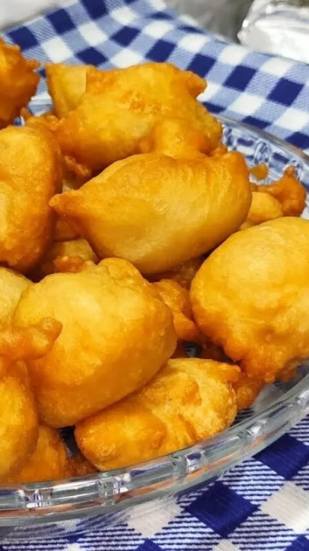 Bolinho de chuva salgado sem lactose e sem ovo, que fica crocante por fora e macio por dentro