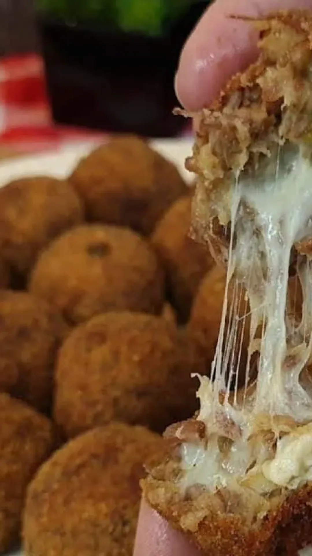 Bolinho de costela com queijo crocante por fora e recheio suculento e queijo derretendo