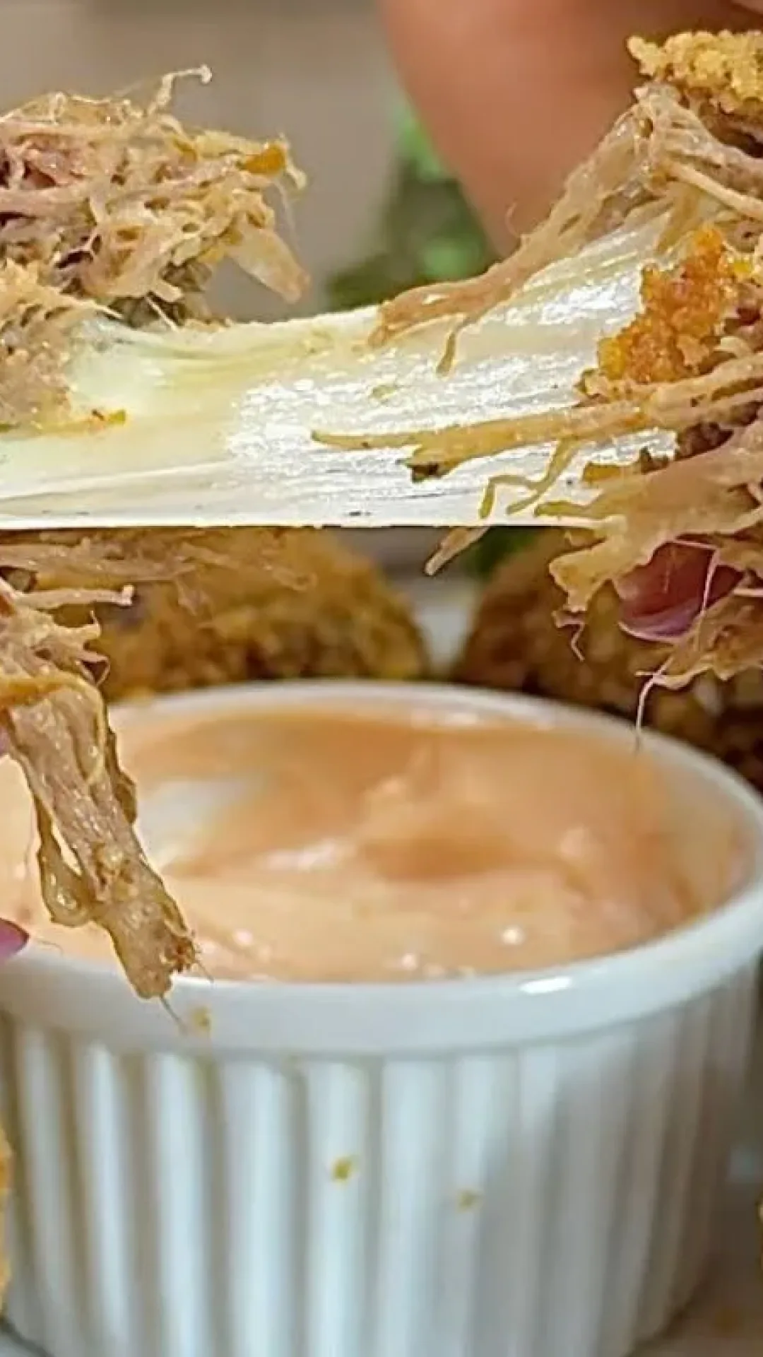 Bolinho de costela crocante por fora e suculento por dentro: petisco perfeito para qualquer ocasião