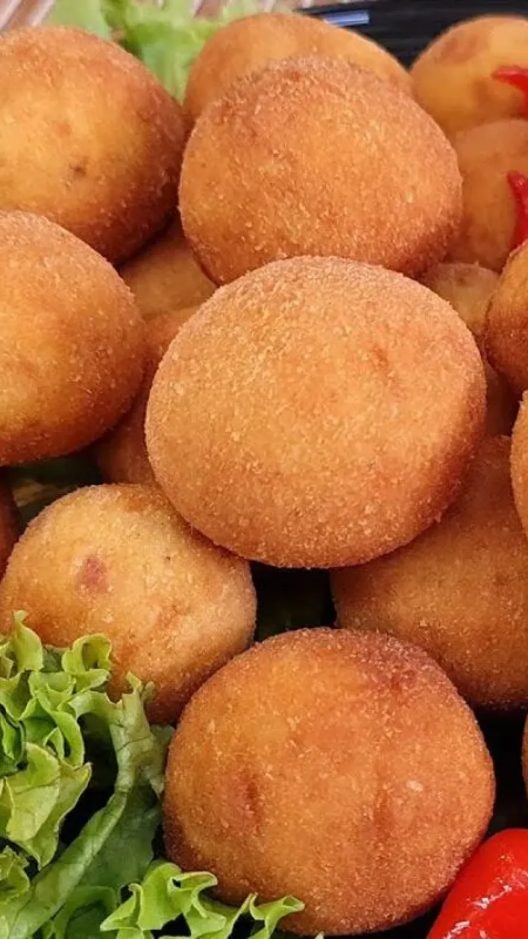 Bolinho de frango com bacon, cebola e salsa: o petisco perfeito para a sua reunião de amigos