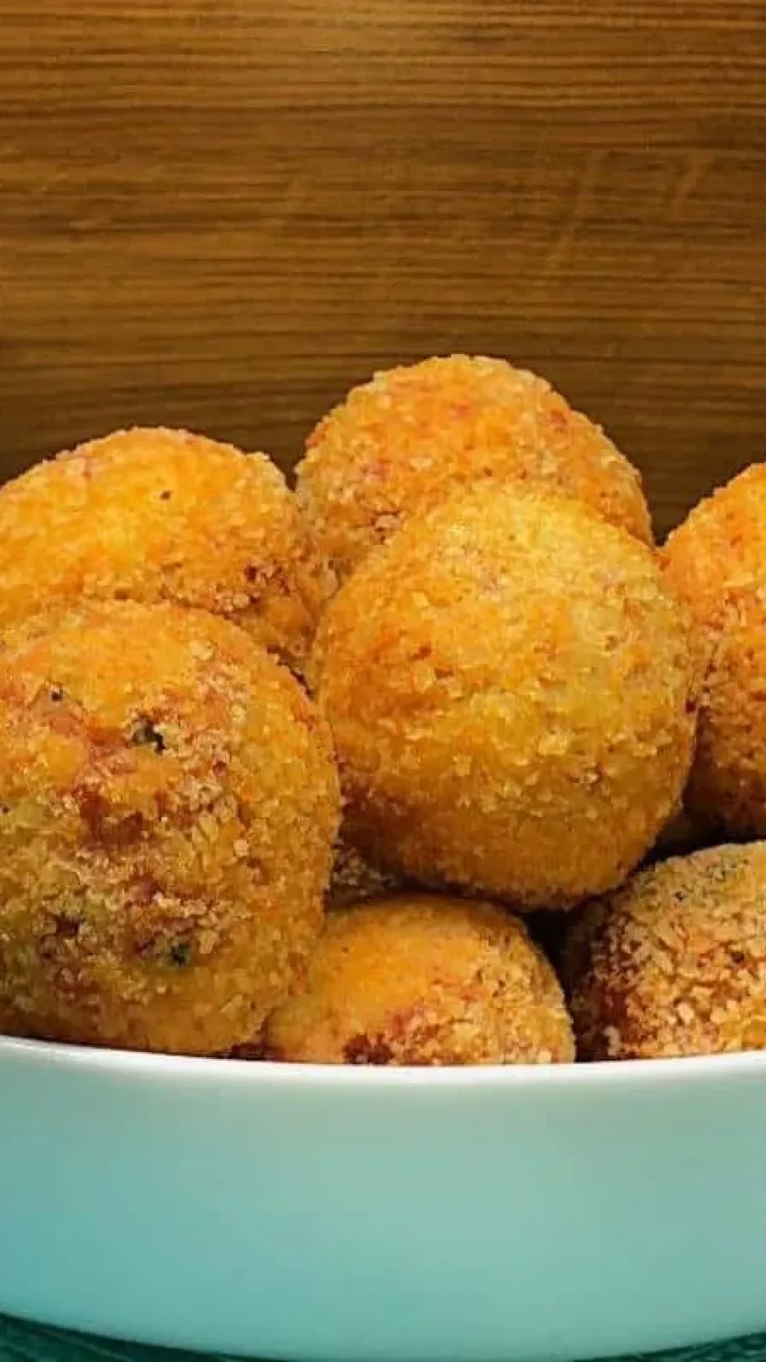 Bolinho de linguiça com queijo: sequinho e crocante igual porção de lanchonete
