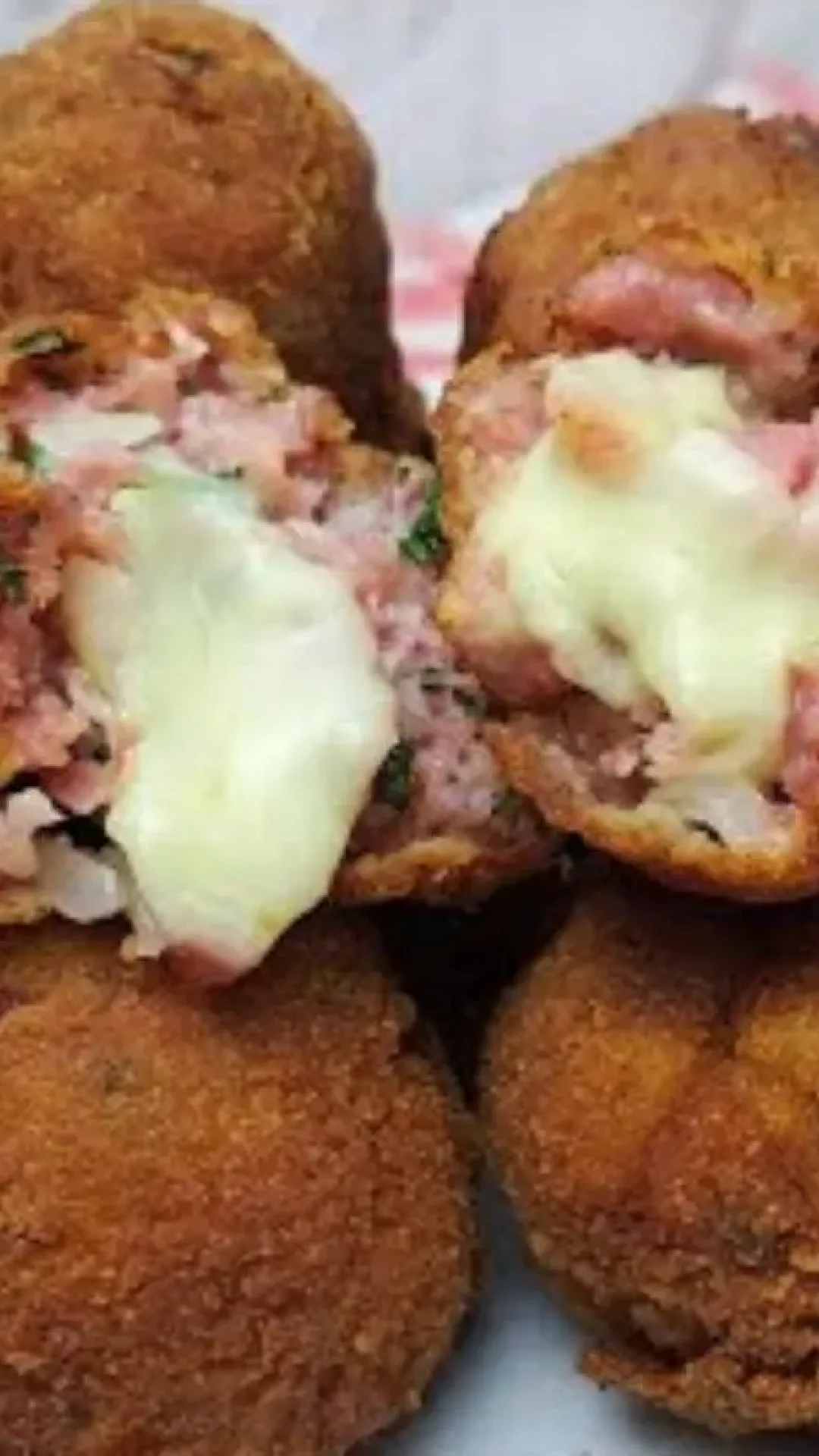 Bolinho de linguiça toscana com queijo, um petisco perfeito para saborear com os amigos