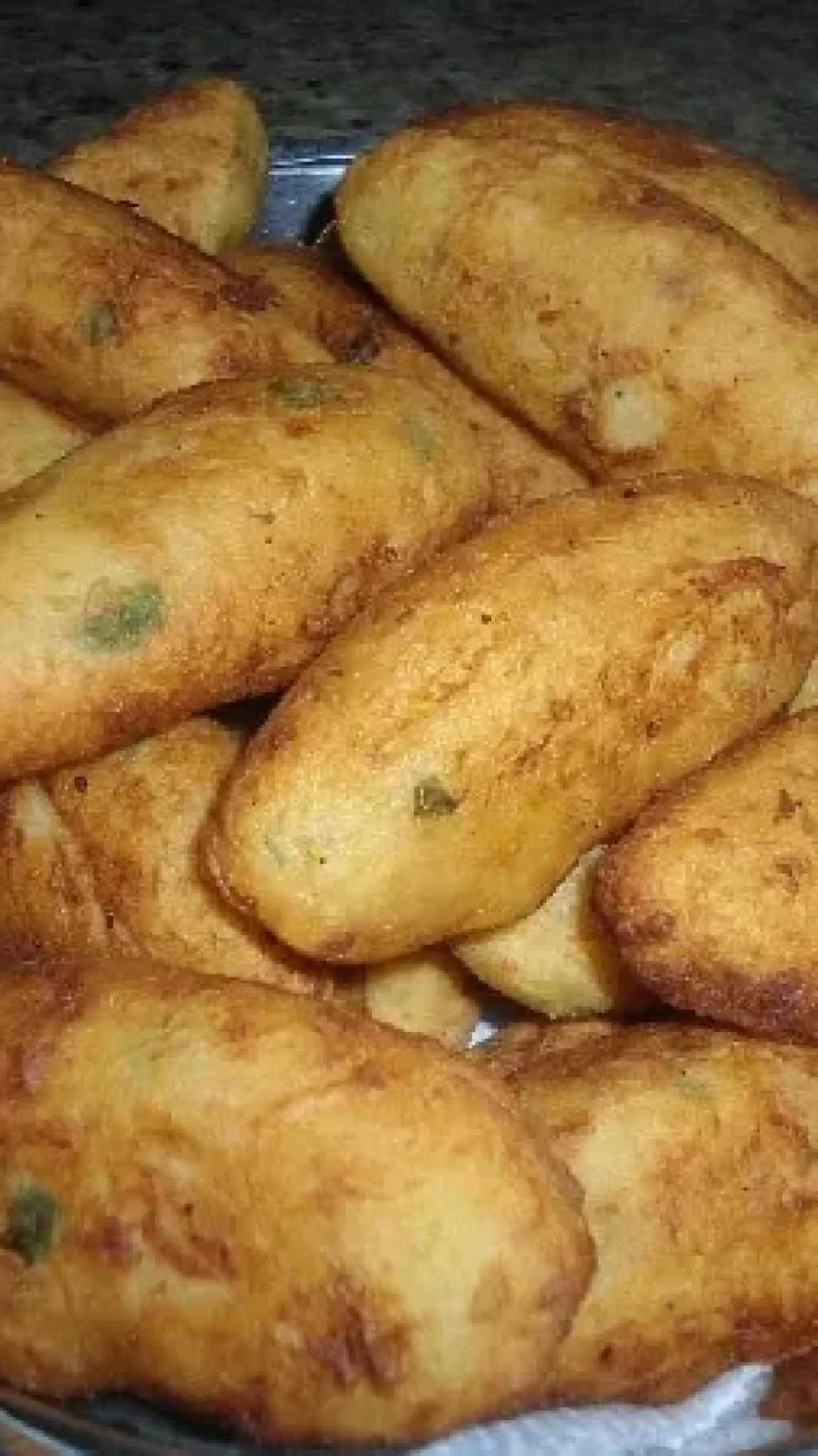 Bolinho de Mandioca Recheado com Queijo e Presunto