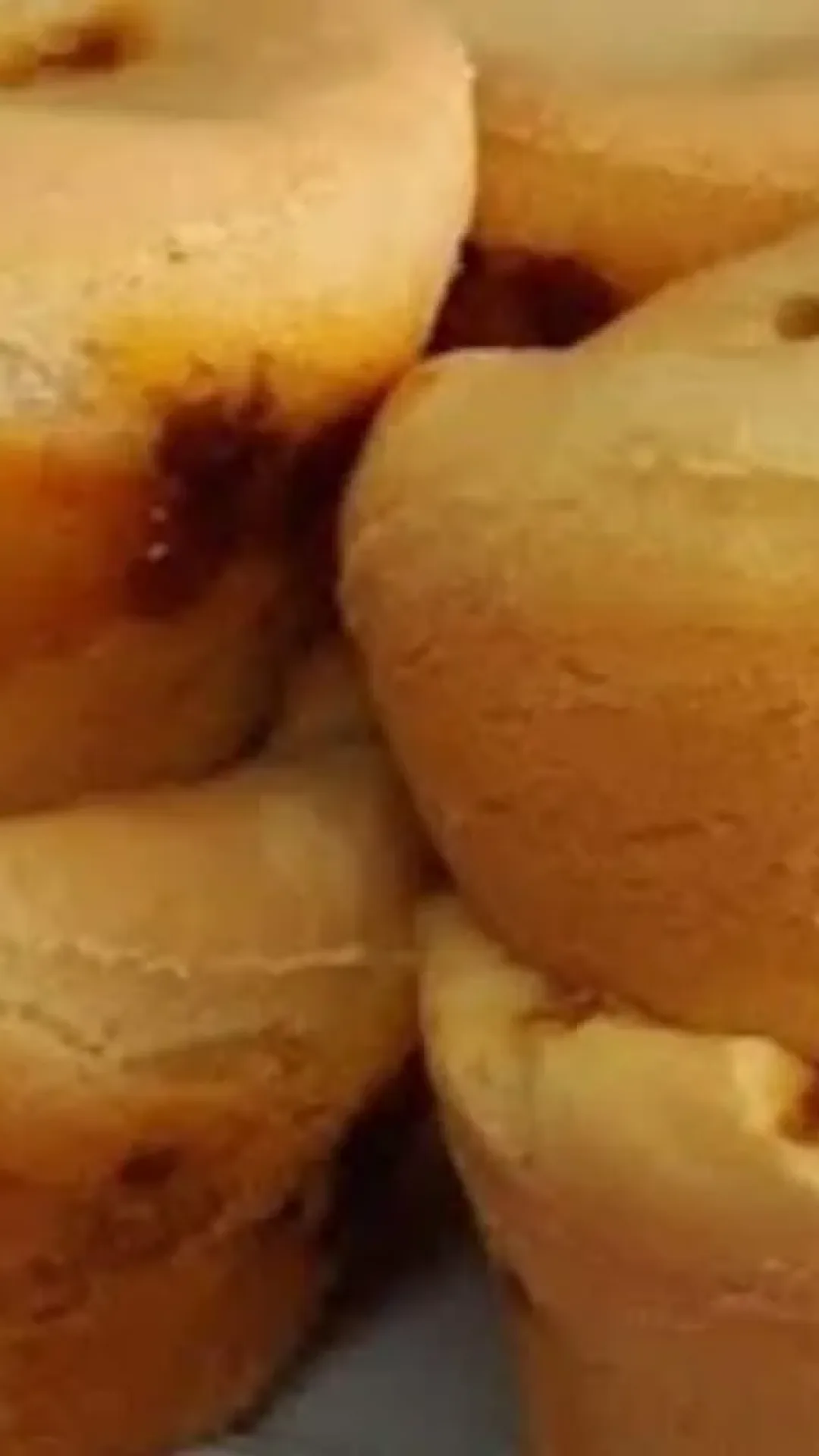 Bolinho de mandioca recheado, um petisco que derrete na boca e é sequinho por fora