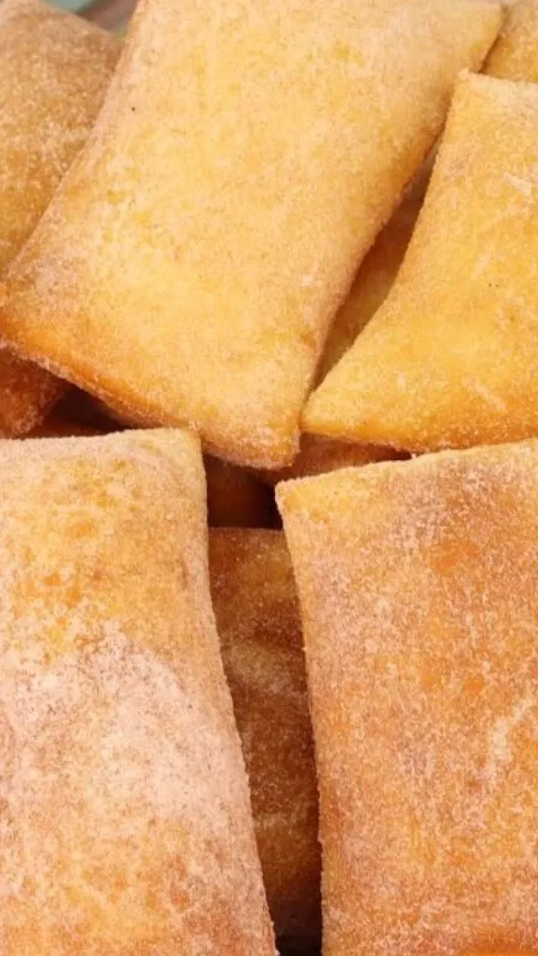 Bolinho sapo simples e fofinho, perfeito para servir com café quente