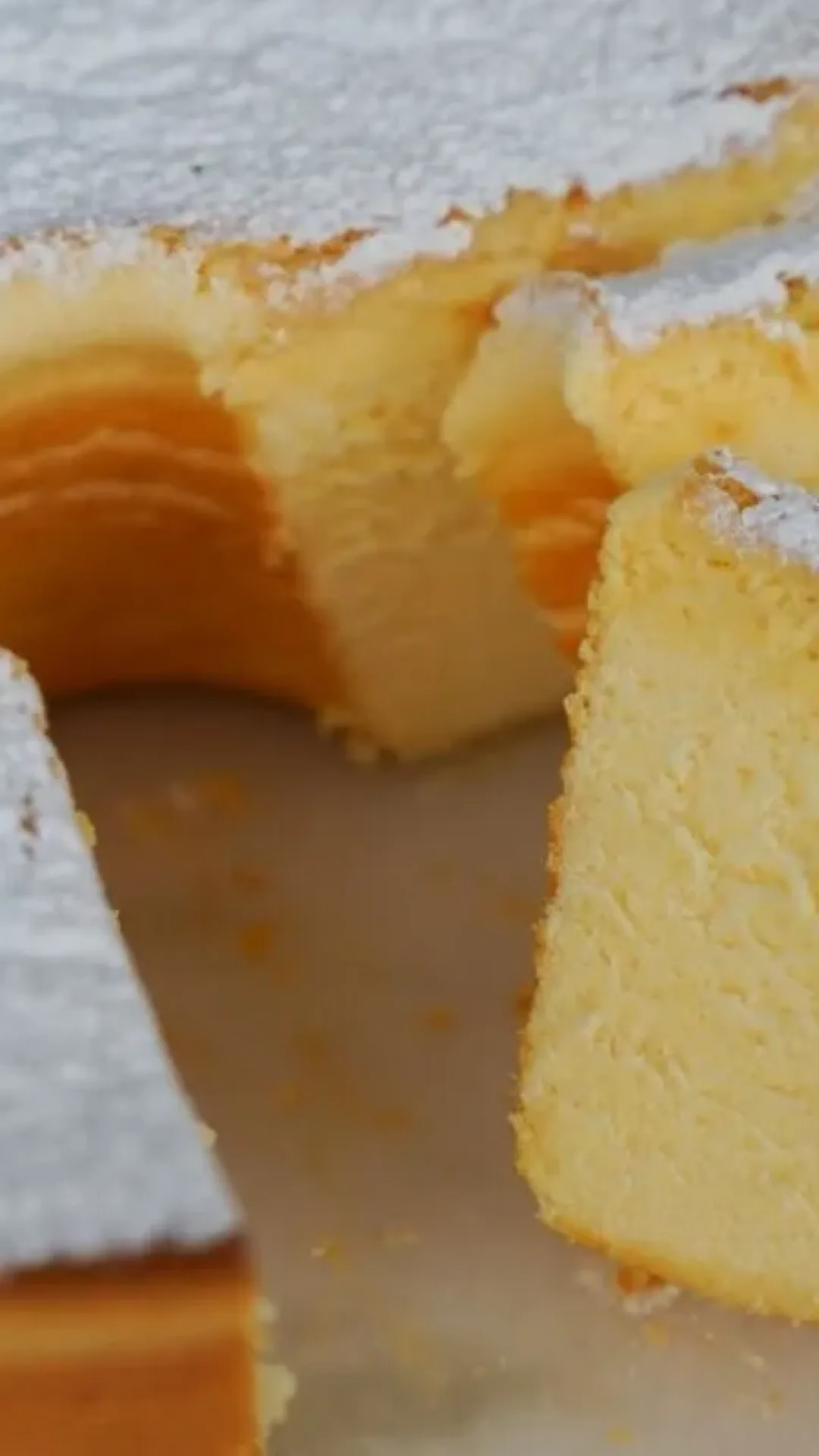 Bolo algodão fofíssimo e sem farinha de trigo para um doce leve na sua festa de fim de ano