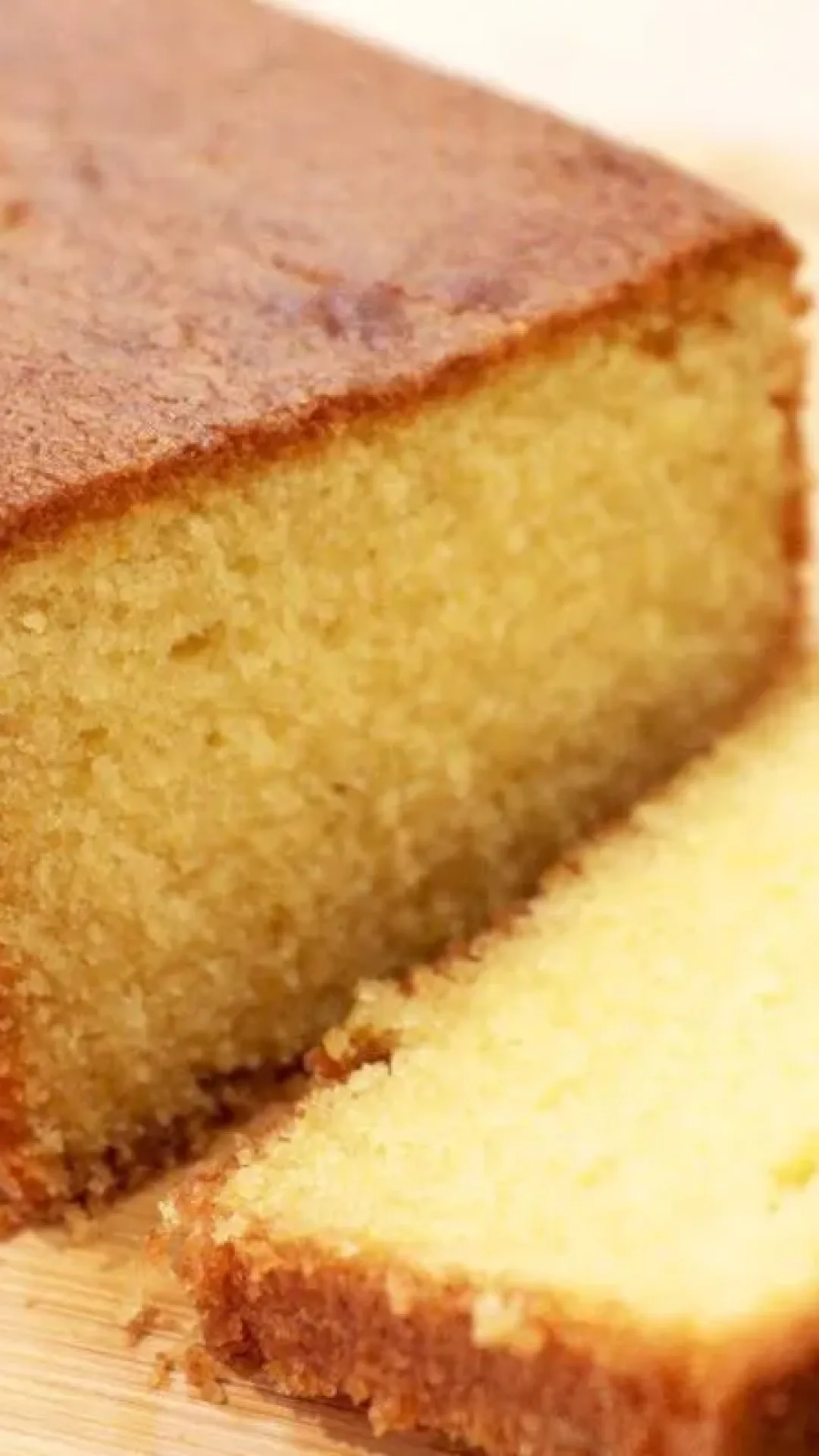 Bolo amanteigado e fofinho para você servir com um cházinho no lanche da tarde