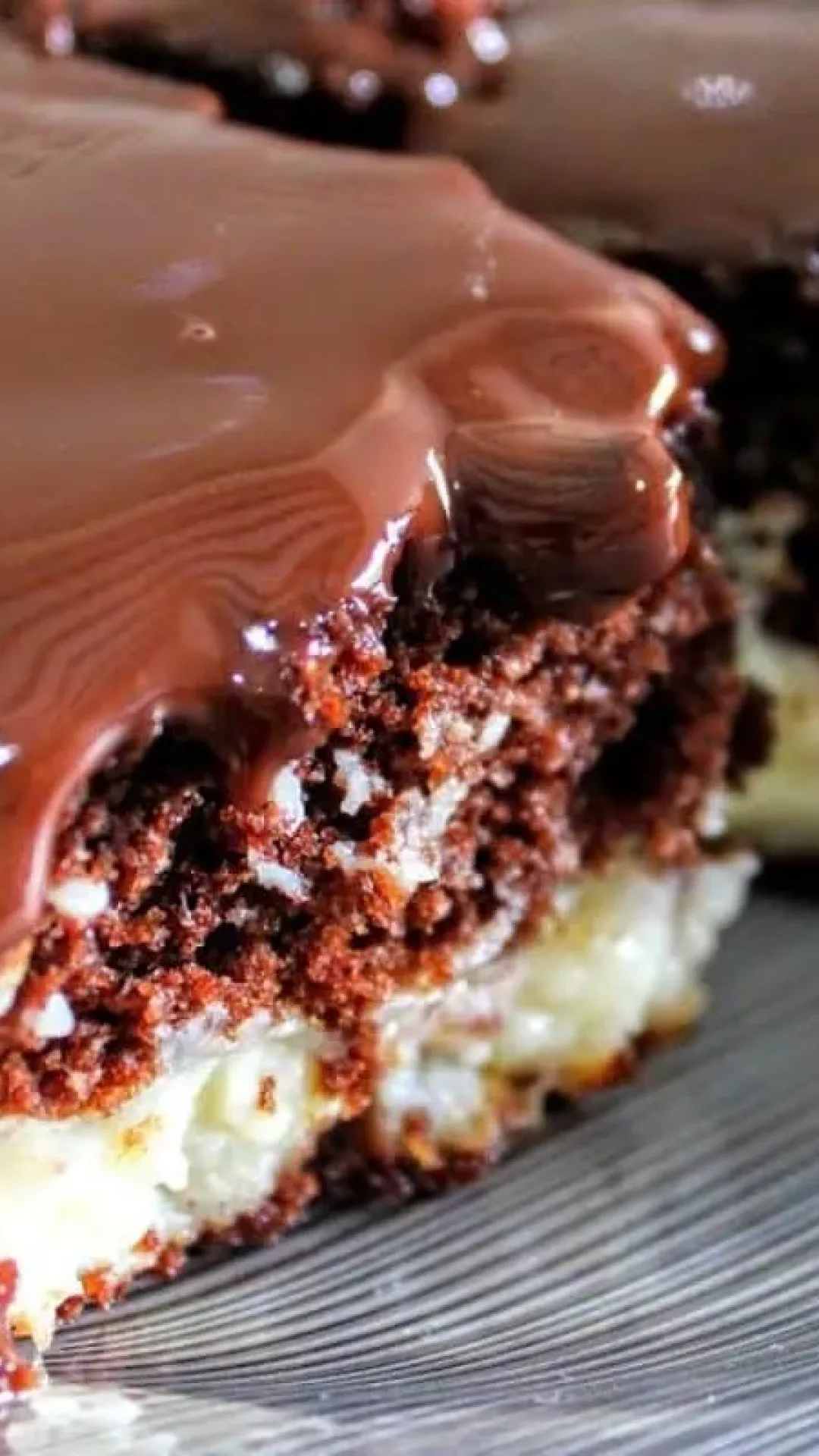 Bolo bomba de chocolate maravilhoso e já sai assim recheado do forno