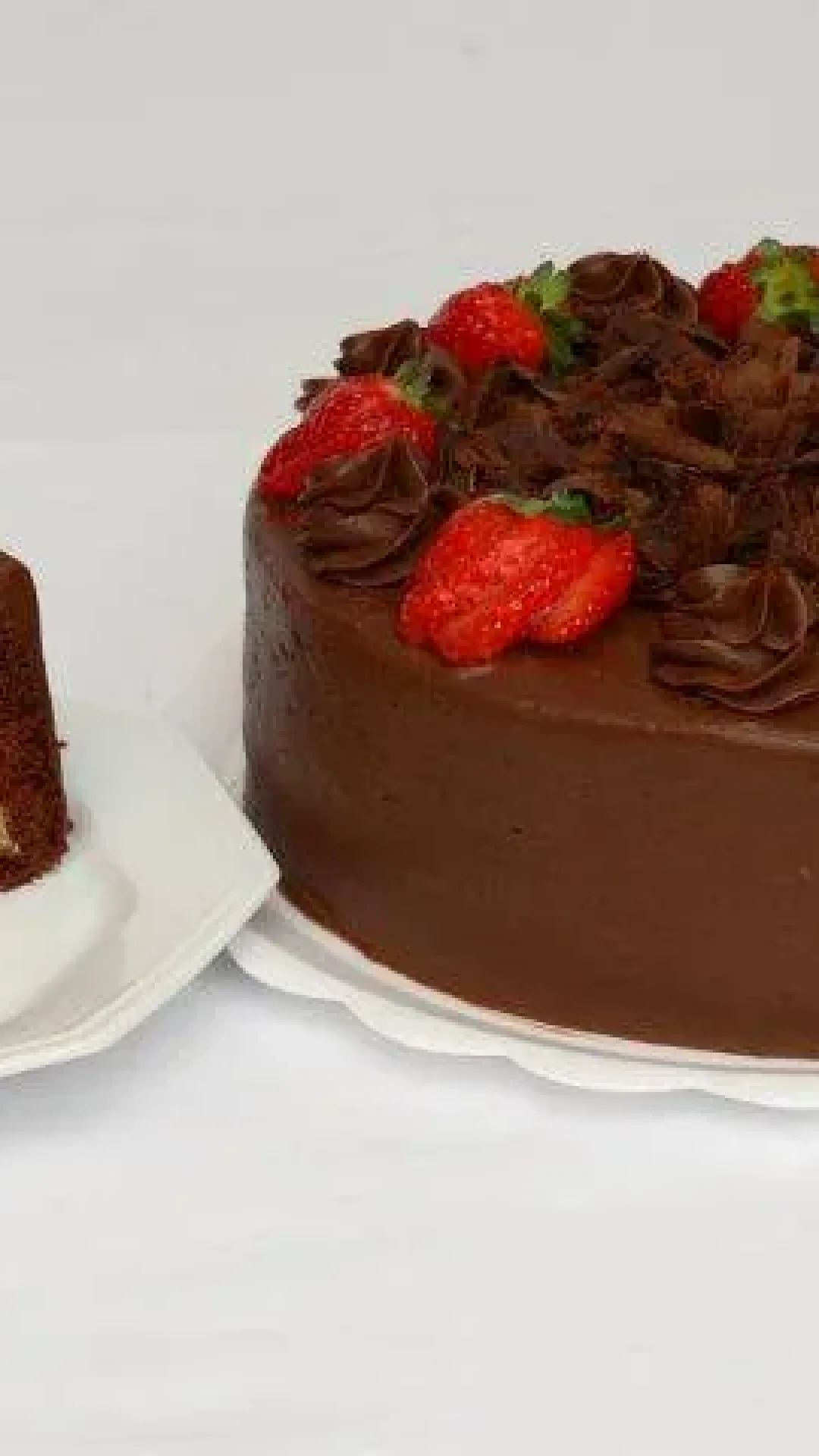 Bolo Bombom de Morango com Brigadeiro Branco