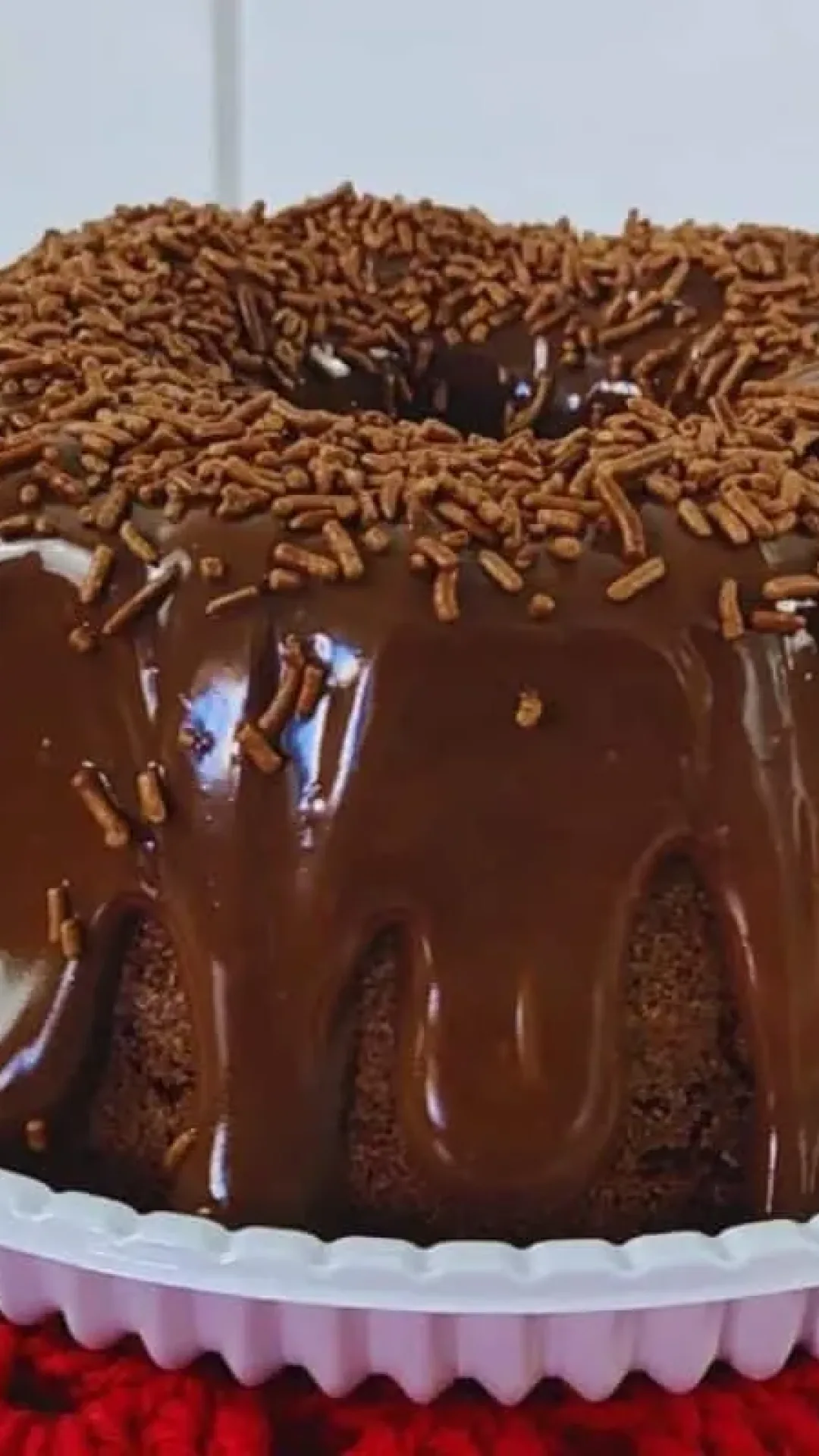 Bolo brigadeiro de liquidificador que fica pronto num pulo! Perfeito para o lanche ou uma festinha rápida