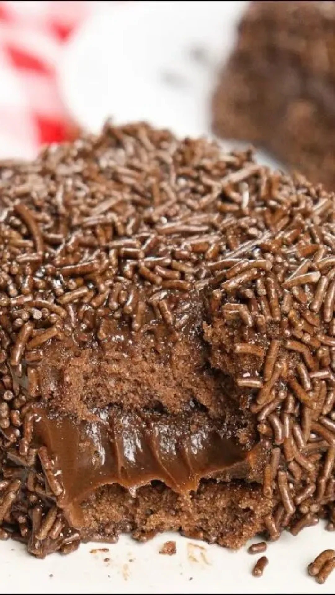 Bolo brigadeiro gelado com massa fofinha e recheio super cremoso bem chocolatudo