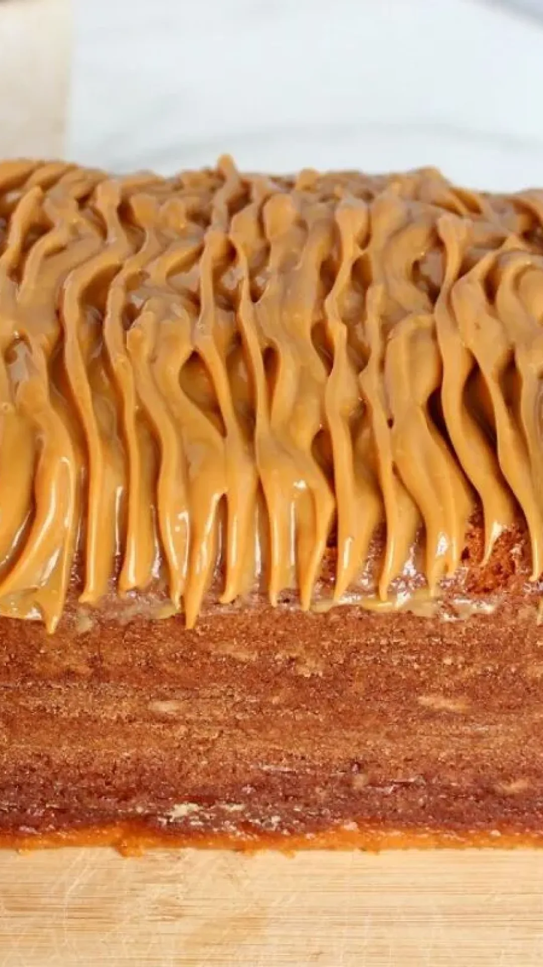 Bolo caseirinho de churros que fica maravilhoso, com gostinho de canela e doce de leite