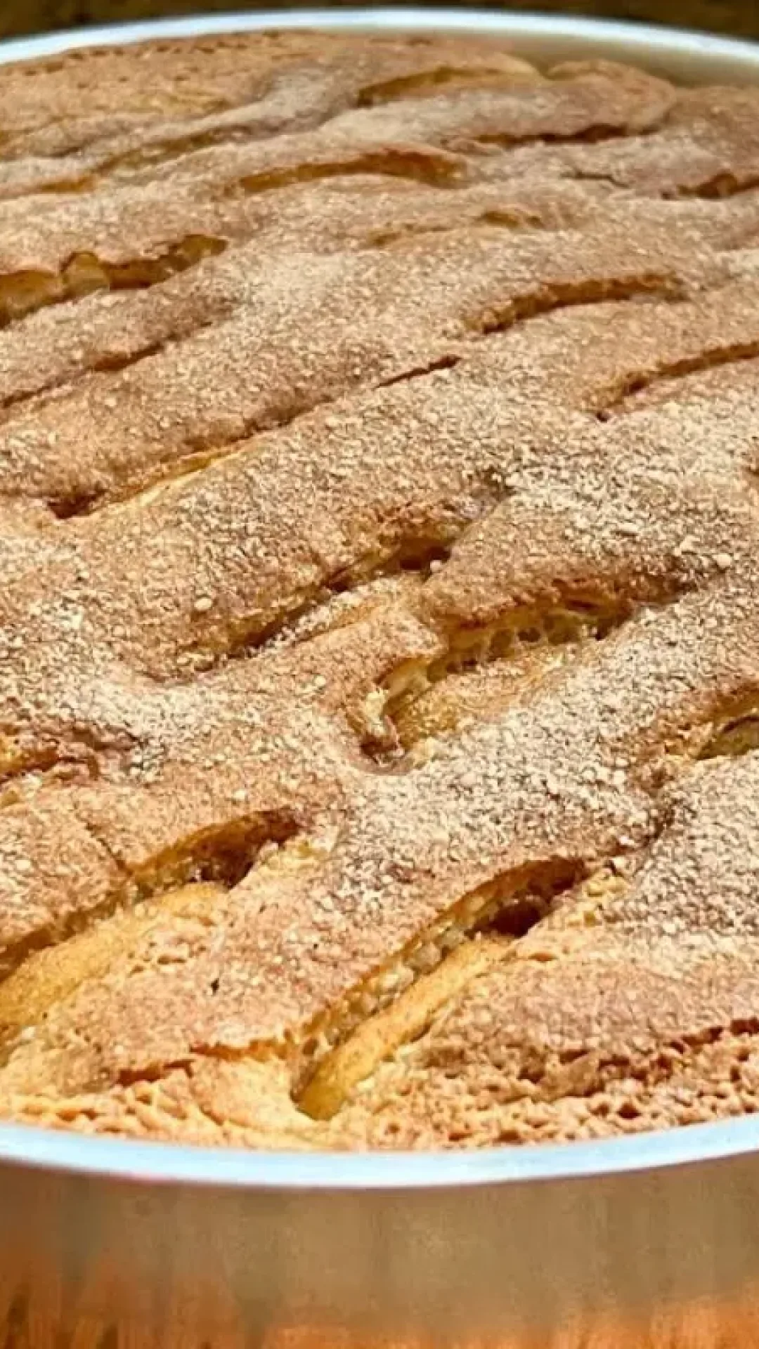 Bolo chama visita fofinho e irresistível, perfeito para servir com café fresquinho