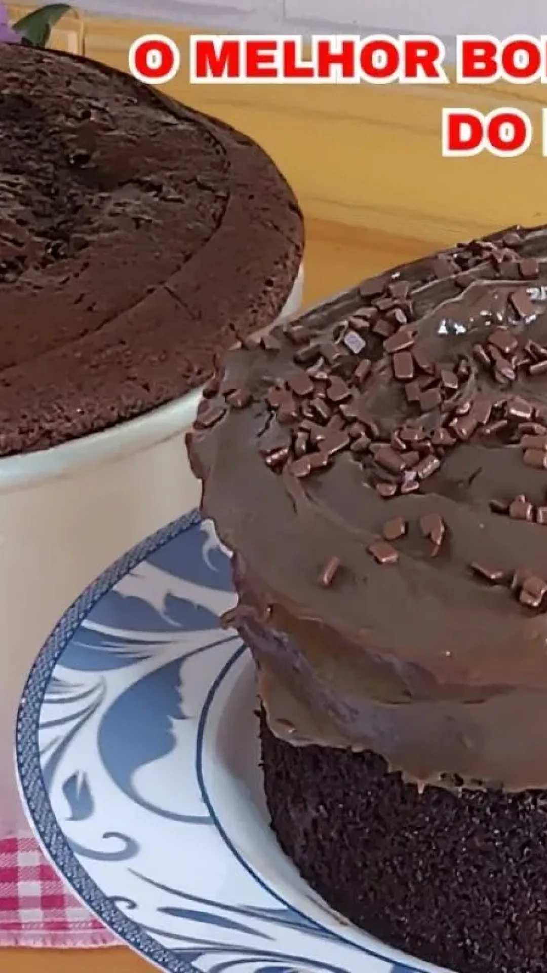 Bolo chocolatudo com bastante cobertura e uma massa fofinha, que será um sucesso em sua casa