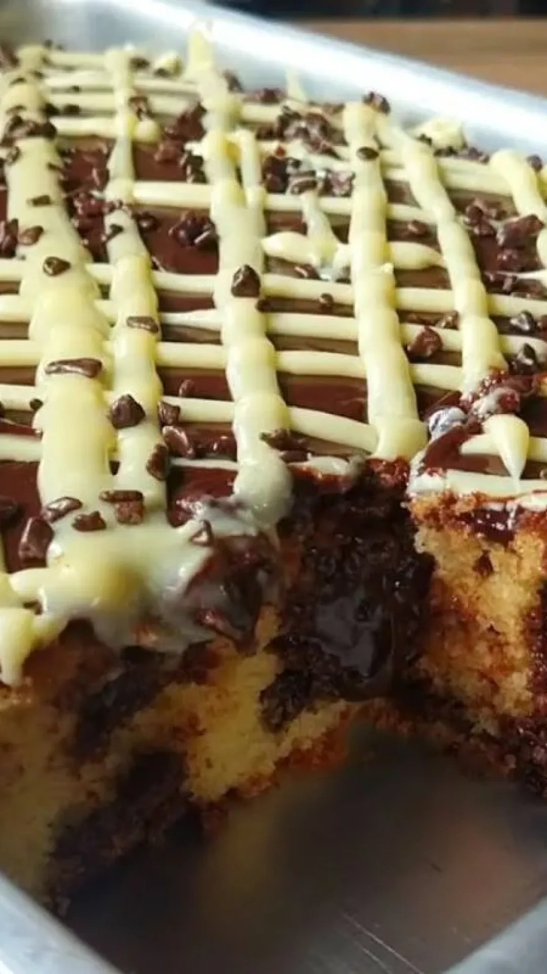 Bolo chocolatudo fofinho e com cobertura que já sai do forno recheado