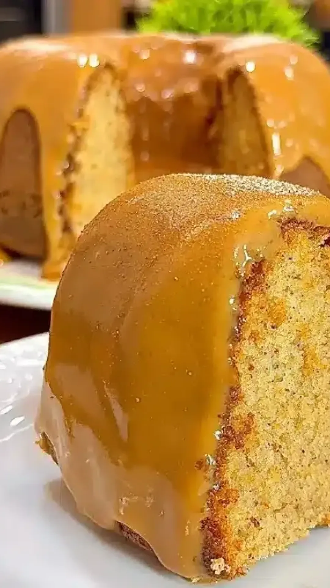 Bolo churros fofíssimo e rápido de fazer, com aquela cobertura generosa de doce de leite para você arrasar