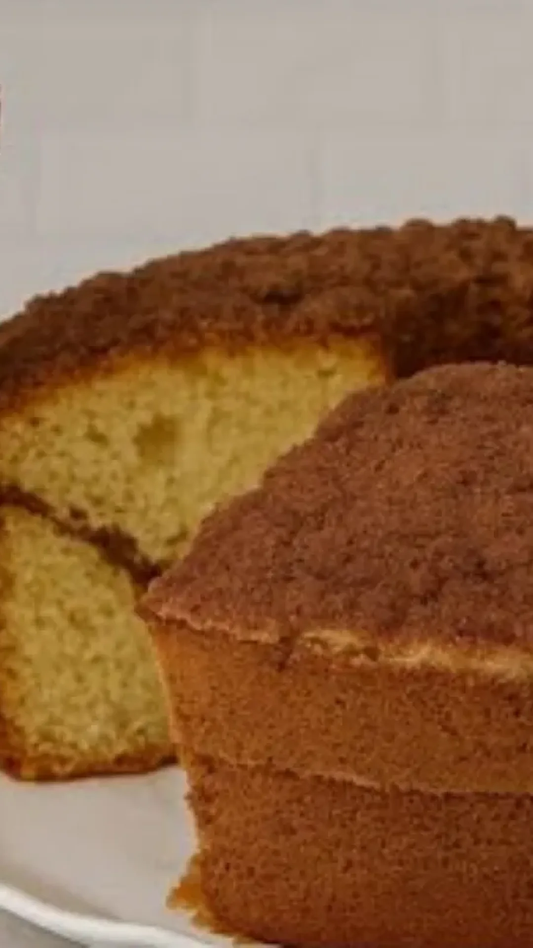 Bolo com farofa de chocolate: fofinho por dentro e com cobertura crocante