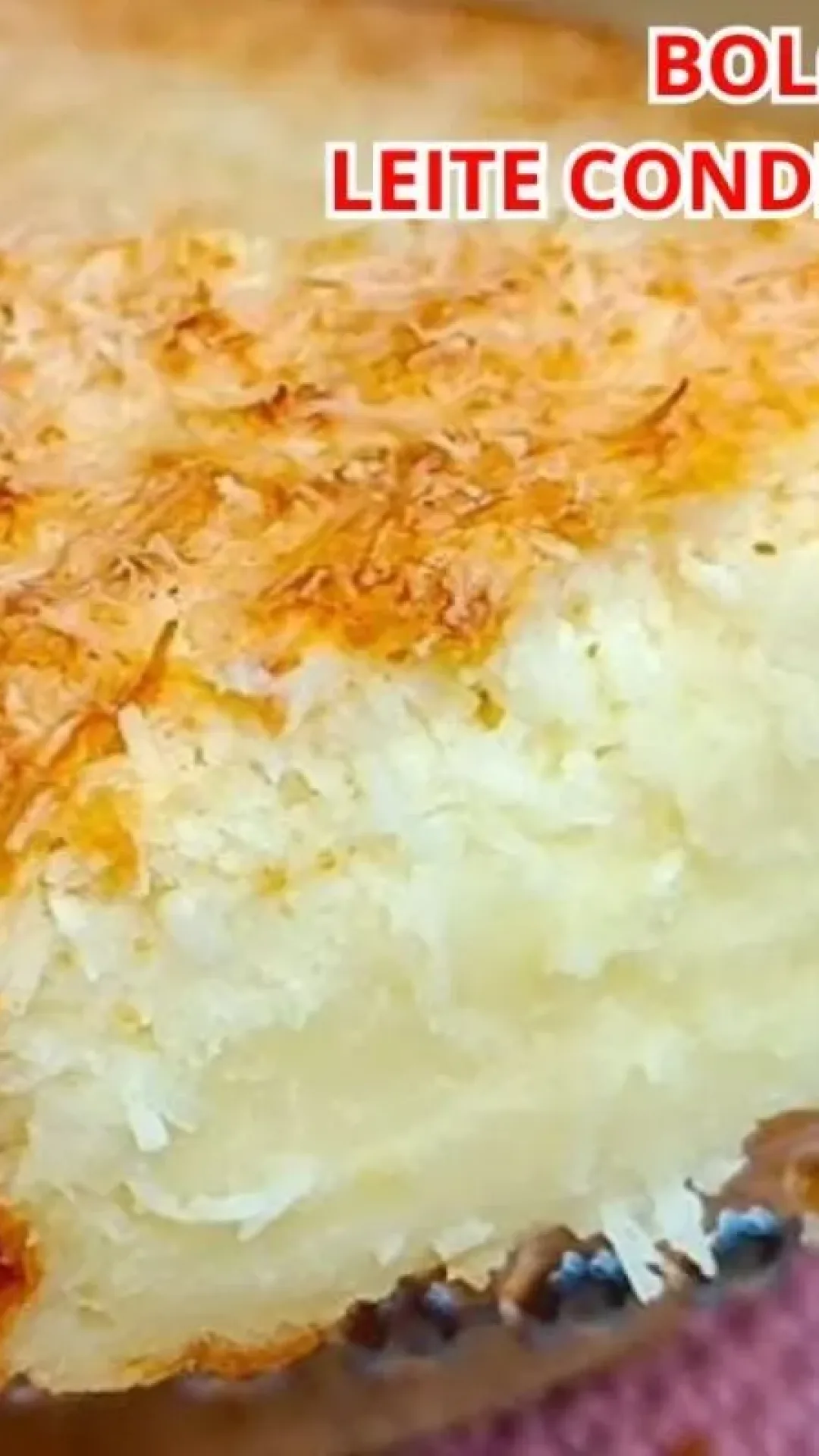 Bolo cremoso com leite condensado e coco fácil de preparar e com um sabor muito marcante