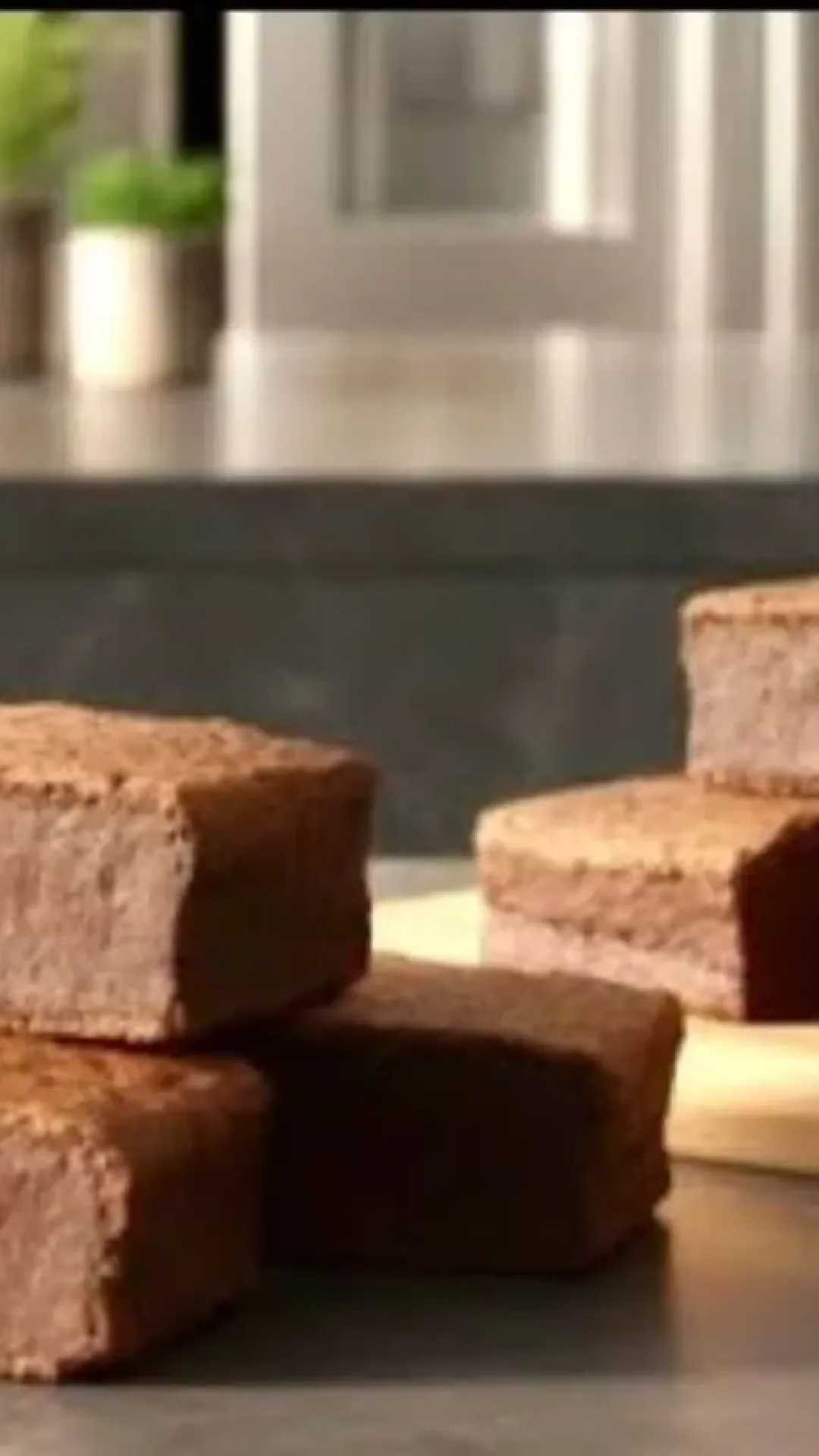 Bolo cremoso de chocolate, que fica úmido, brilhoso e com um sabor intenso de chocolate