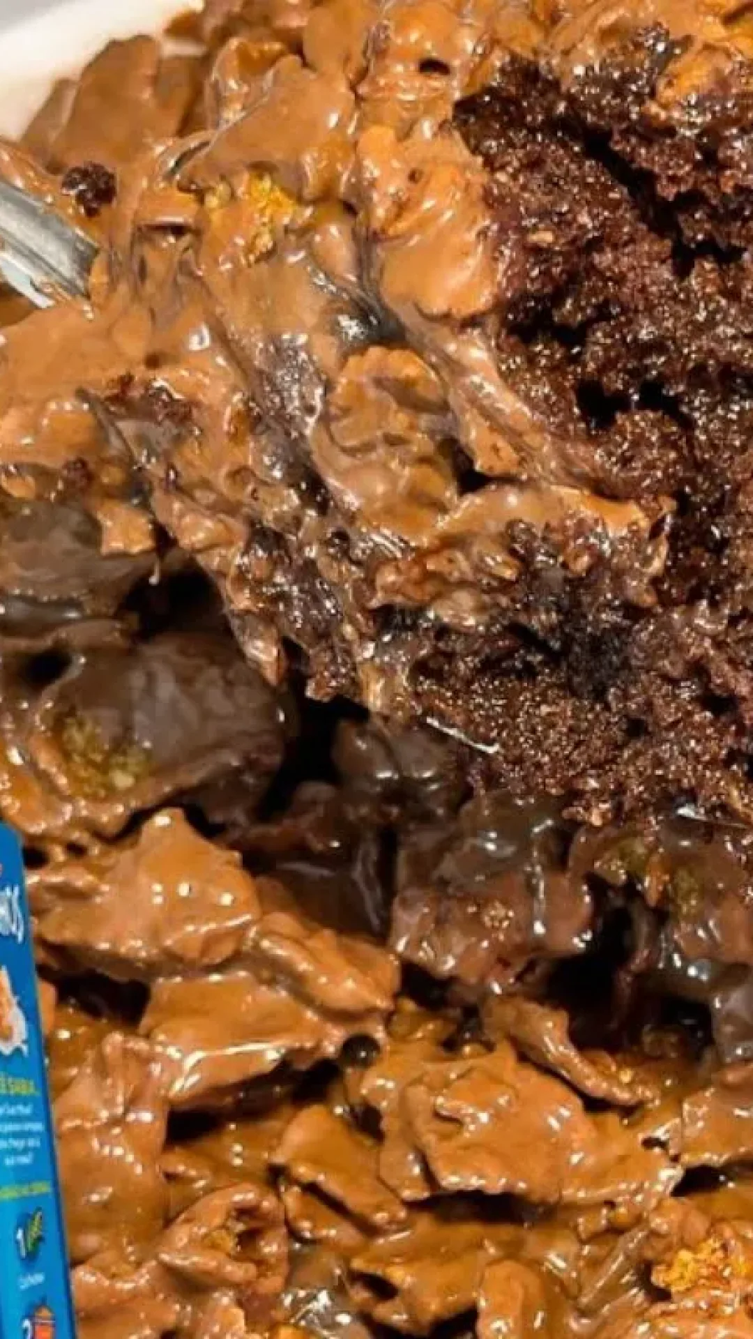 Bolo crocante de chocolate: a receita viral com textura surpreendente que você precisa testar